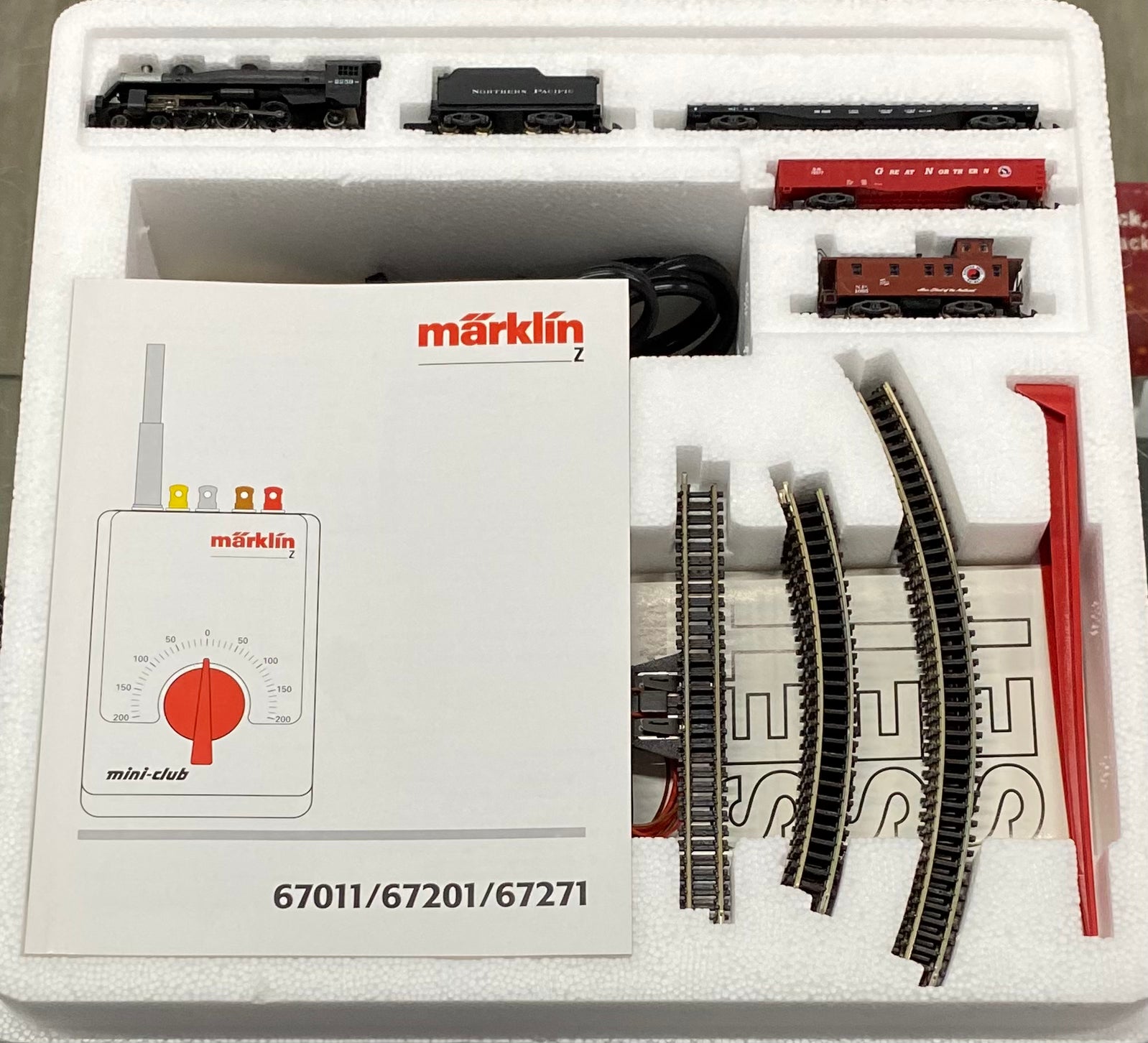 Marklin 81535 Z North America Pacific Steam Locomotive and Freight Cars (#1)