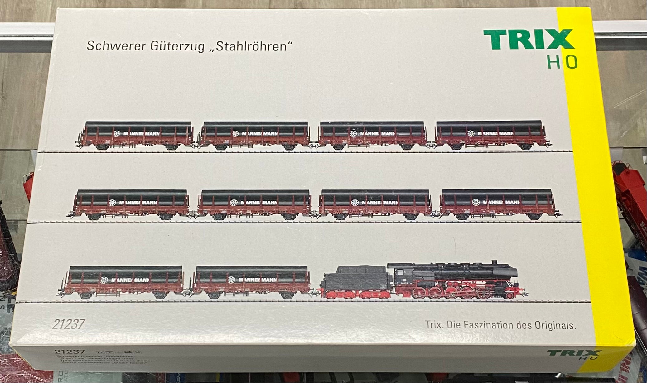 Trix 21237 HO DB Zehn Wagen Guterzug mit Stahlrohren mit BR 044 671-6 DCC & Sound