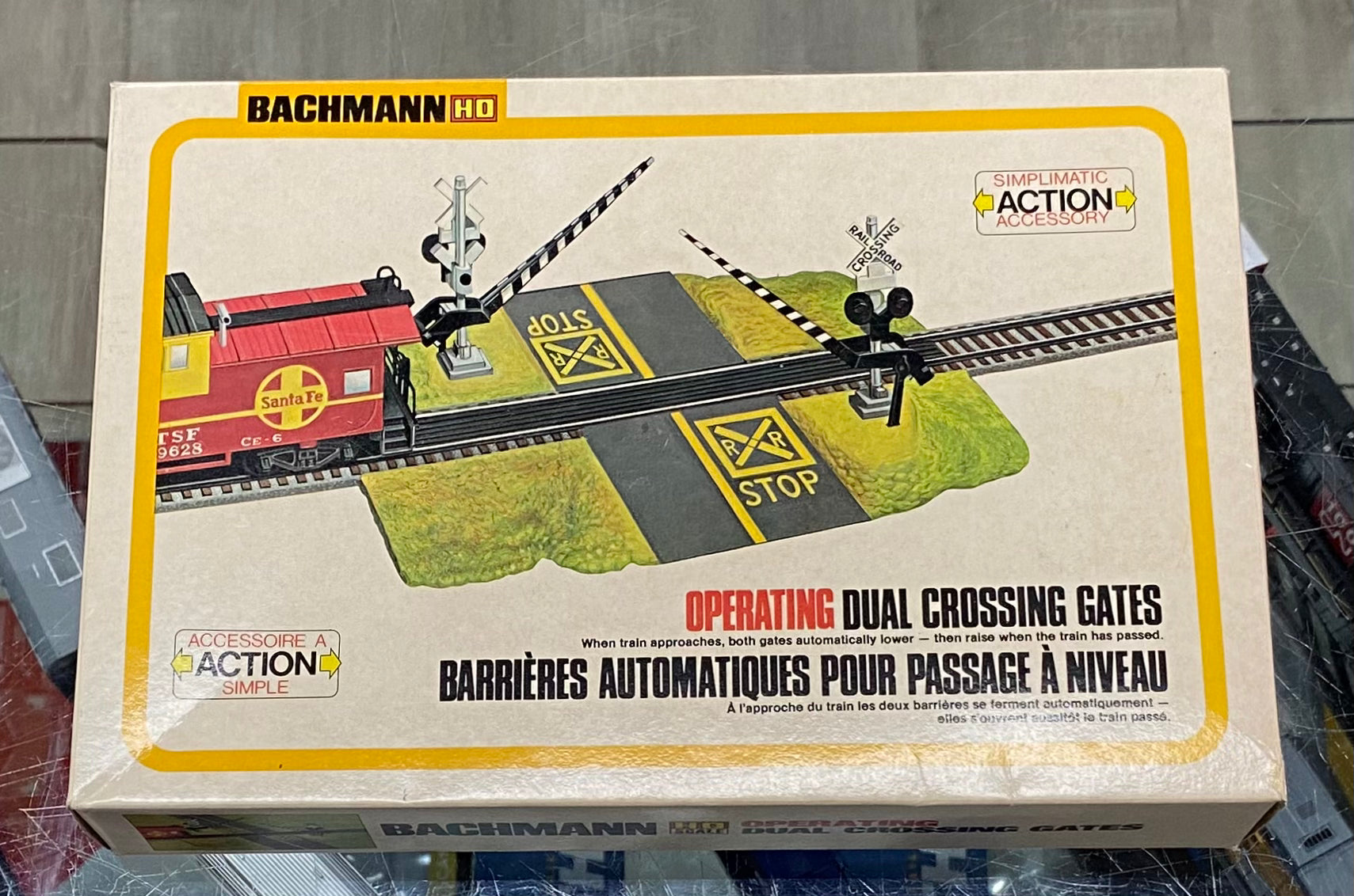 Bachmann 403027 HO Operating Dual Crossing Gates. Train Weight on track closes gates
