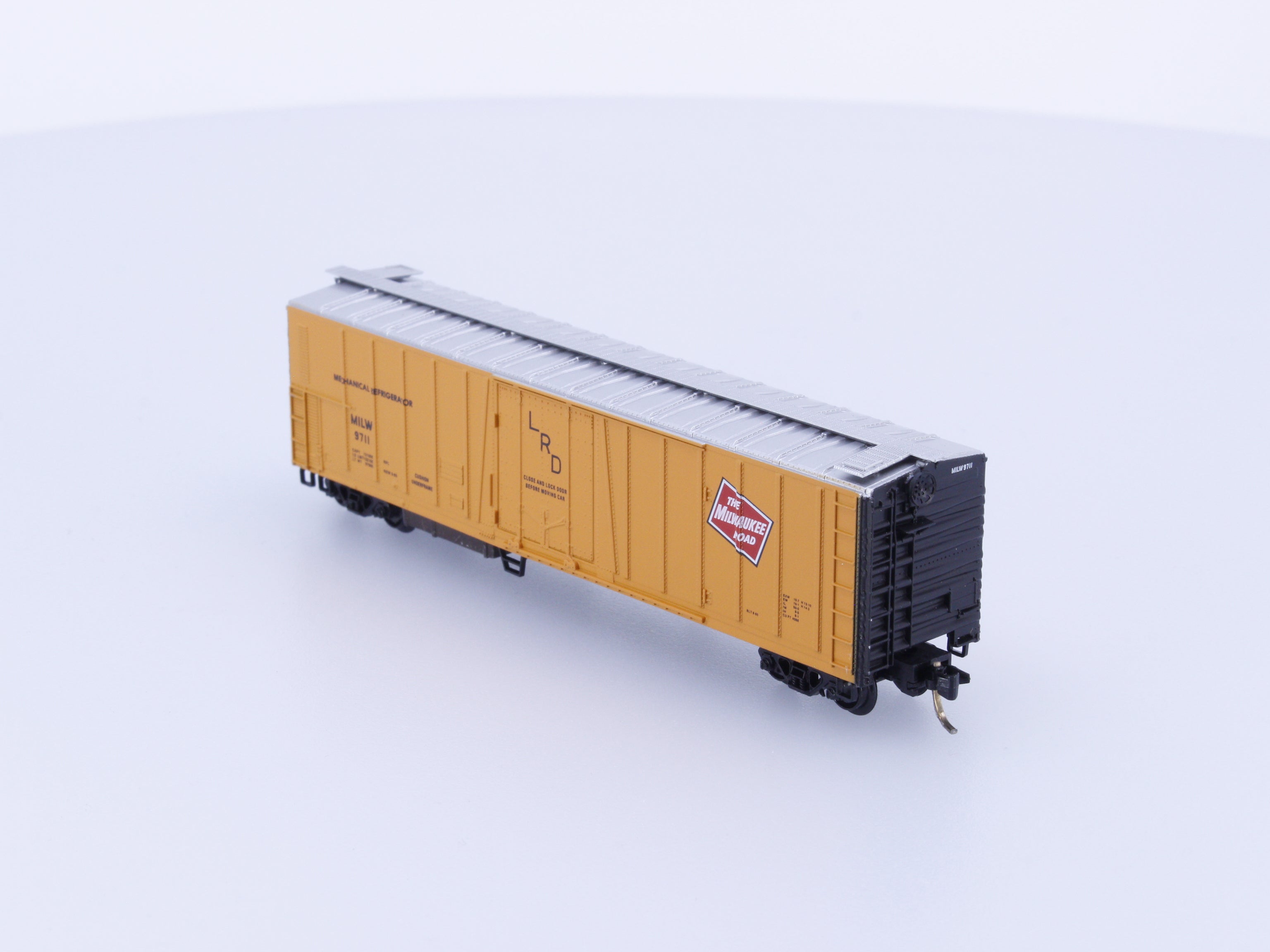 Micro Trains 70040 N 51' Mechanical Reefer with Vertical Ribs Milwaukee Road (MILW) 9711