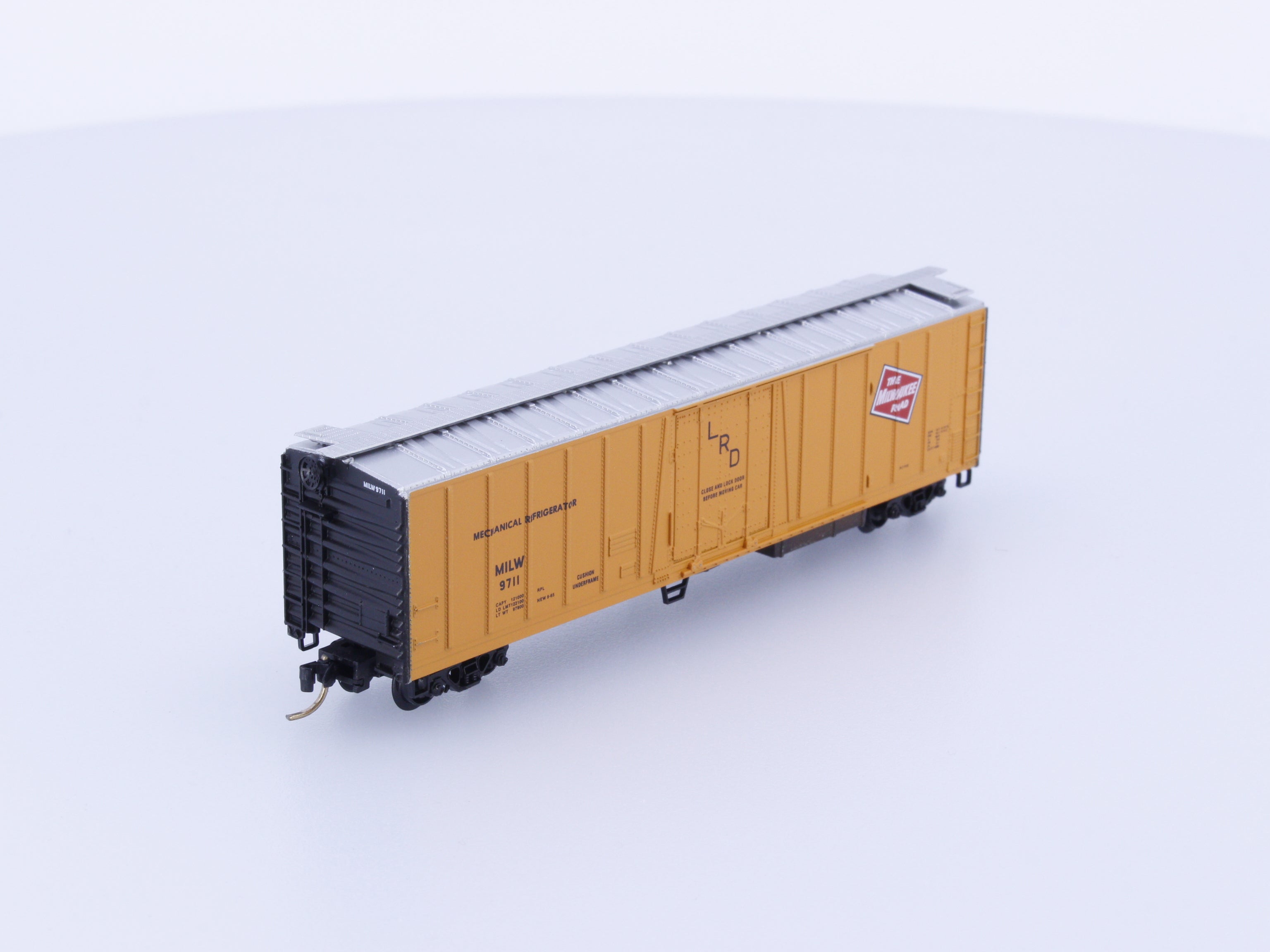 Micro Trains 70040 N 51' Mechanical Reefer with Vertical Ribs Milwaukee Road (MILW) 9711