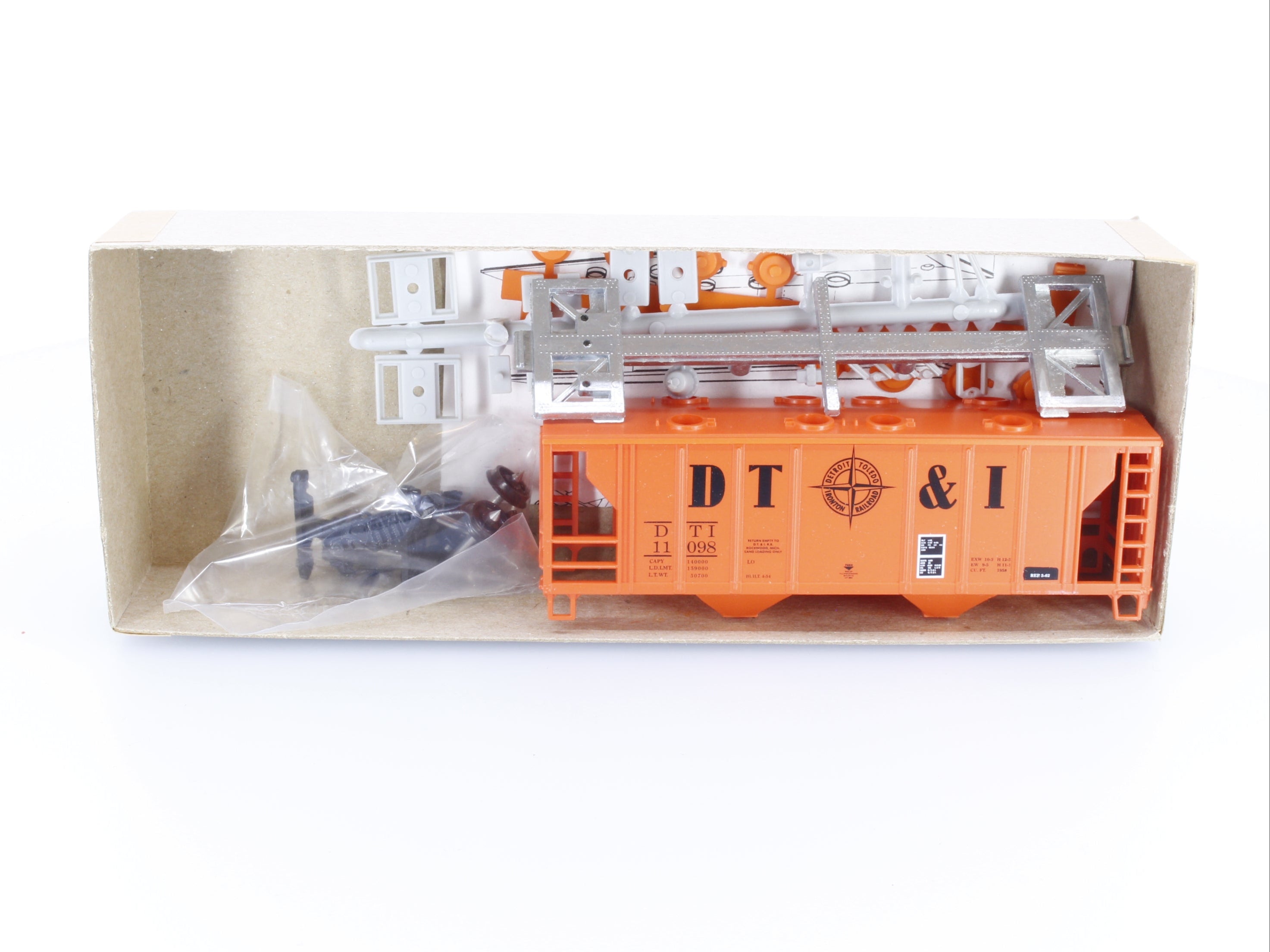 Roundhouse 1632 HO 2 Bay Covered Hopper Detroit Toledo and Ironton (DTI) 11098