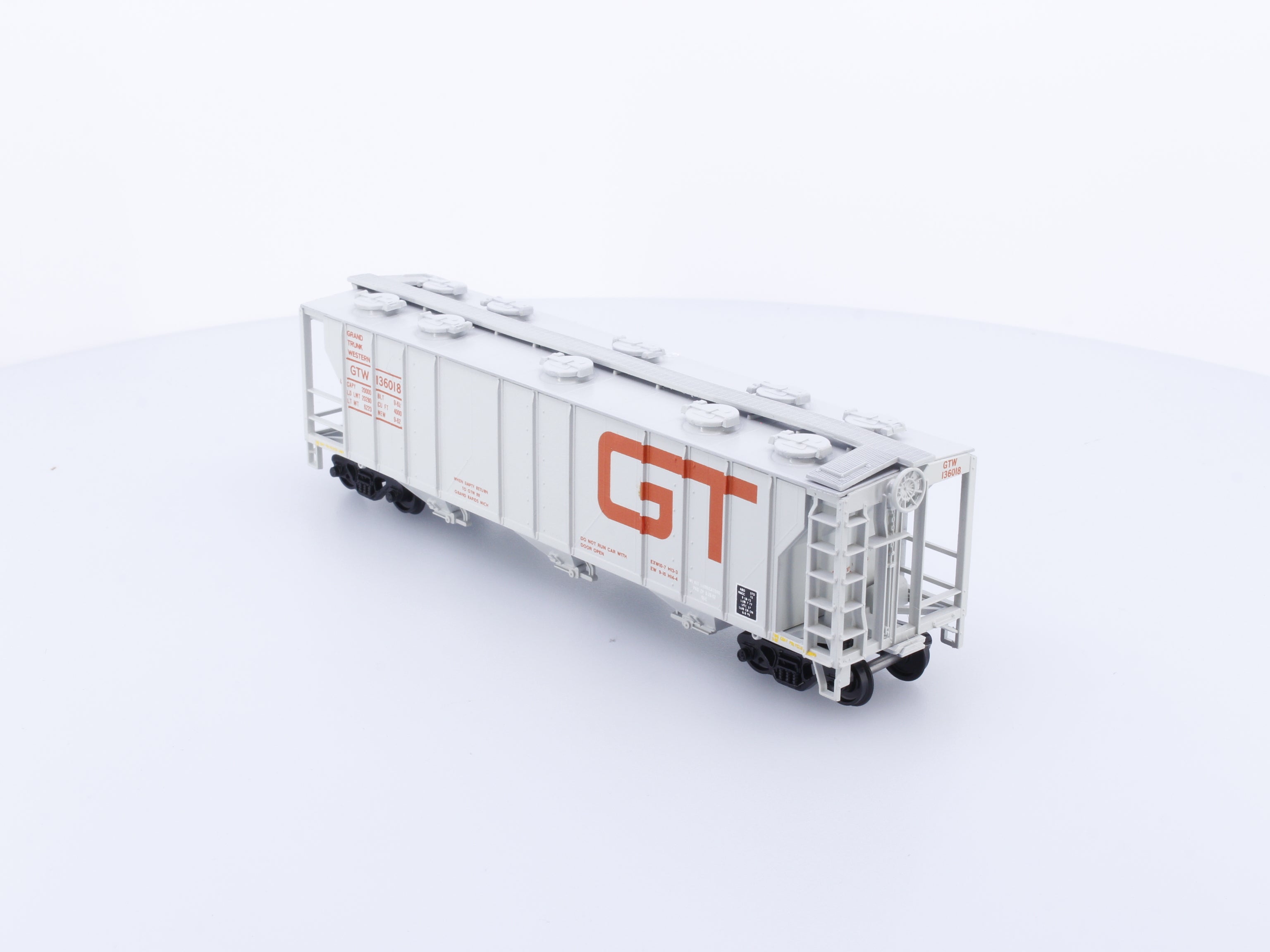 Robins Rails INC 136018 HO 3 Bay Covered Hopper