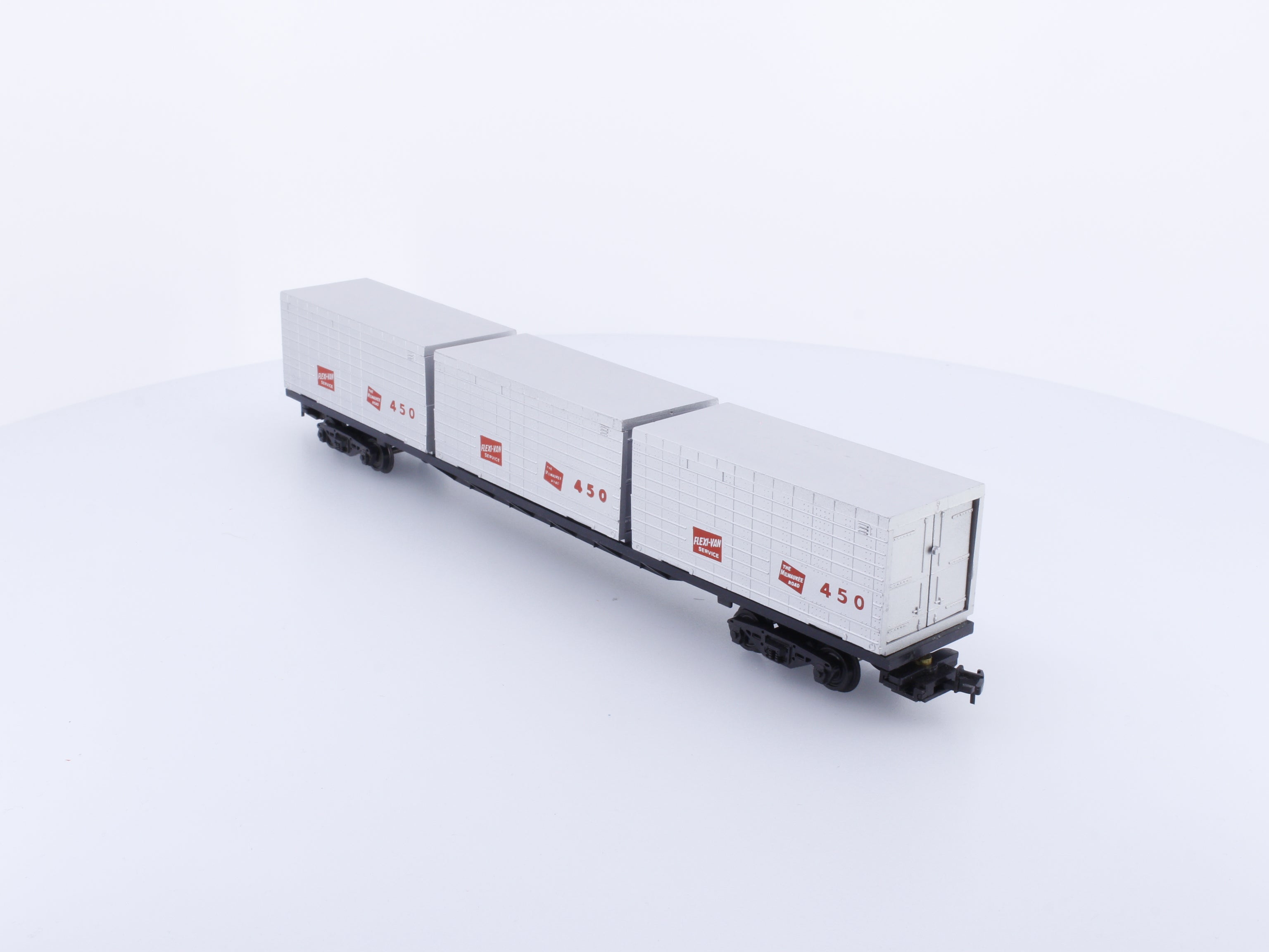 Model Power CONCAR HO Flat Deck with 3 Containers Milwaukee Road (MILW) 450