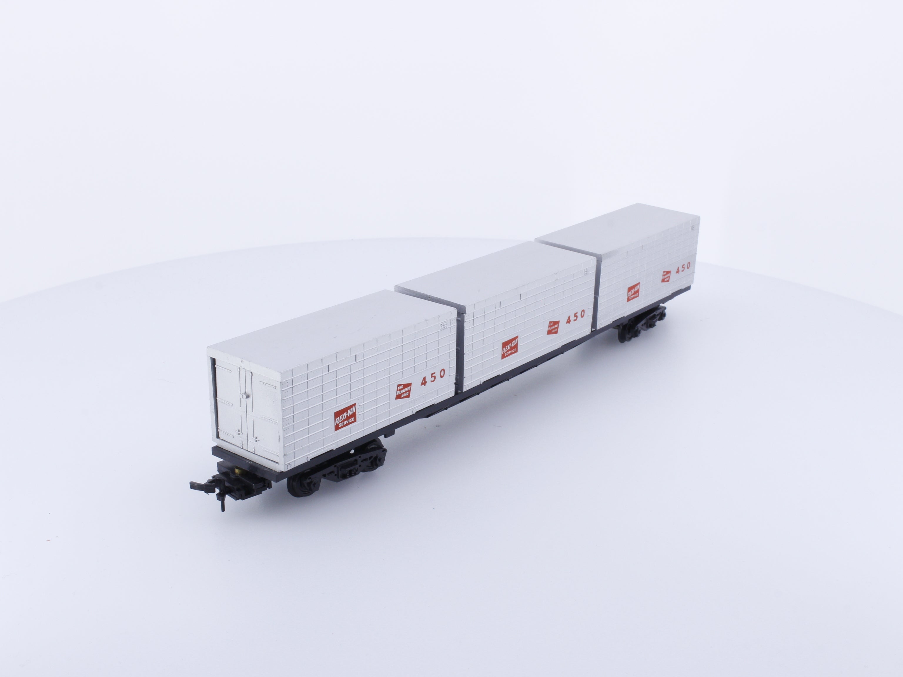 Model Power CONCAR HO Flat Deck with 3 Containers Milwaukee Road (MILW) 450