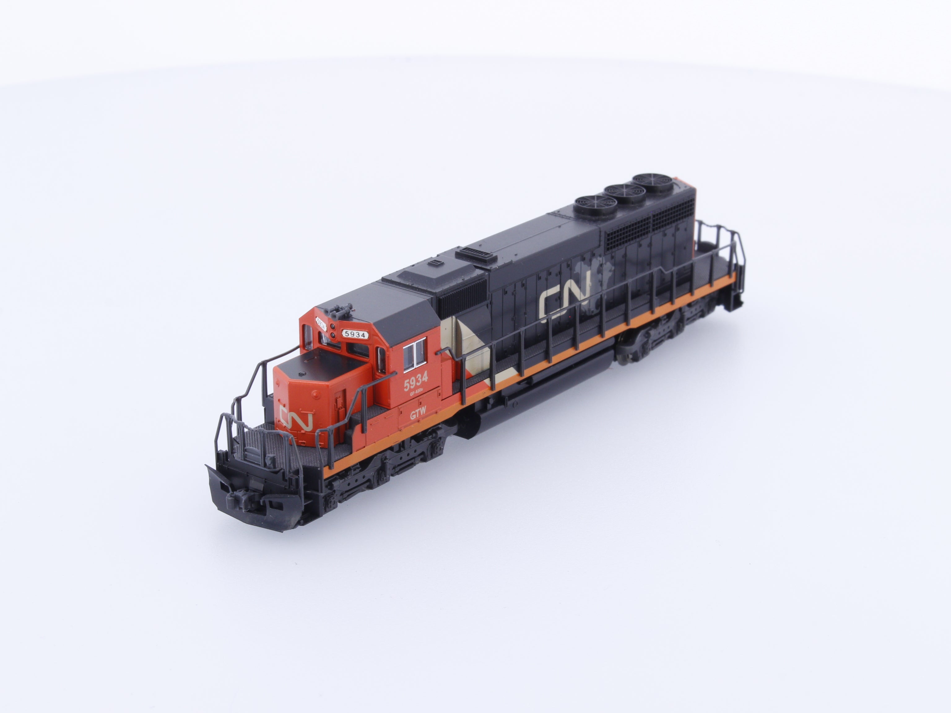 Kato 176-4702 N SD40-2 Early Diesel Locomotive Canadian National (CN) 5934 Analog DC