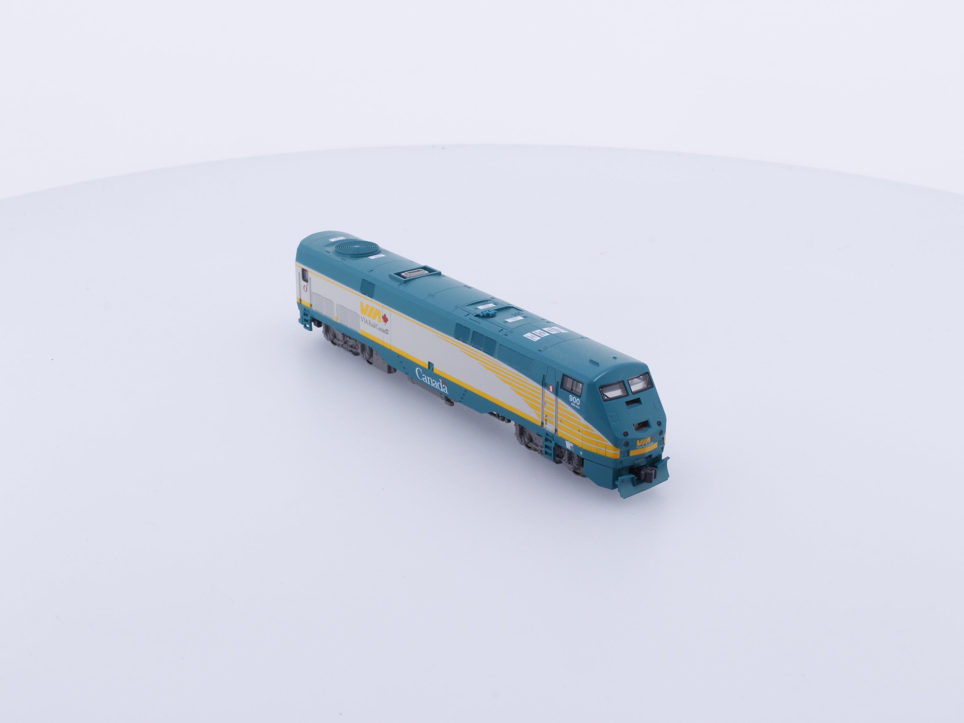 Kato 176-6007 N P42 Diesel Locomotive Via Rail (VIA) 900 Analog DC