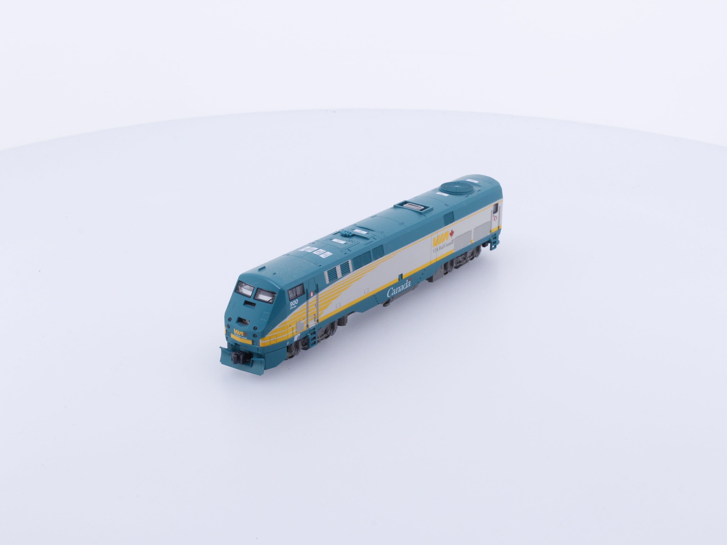 Kato 176-6007 N P42 Diesel Locomotive Via Rail (VIA) 900 Analog DC