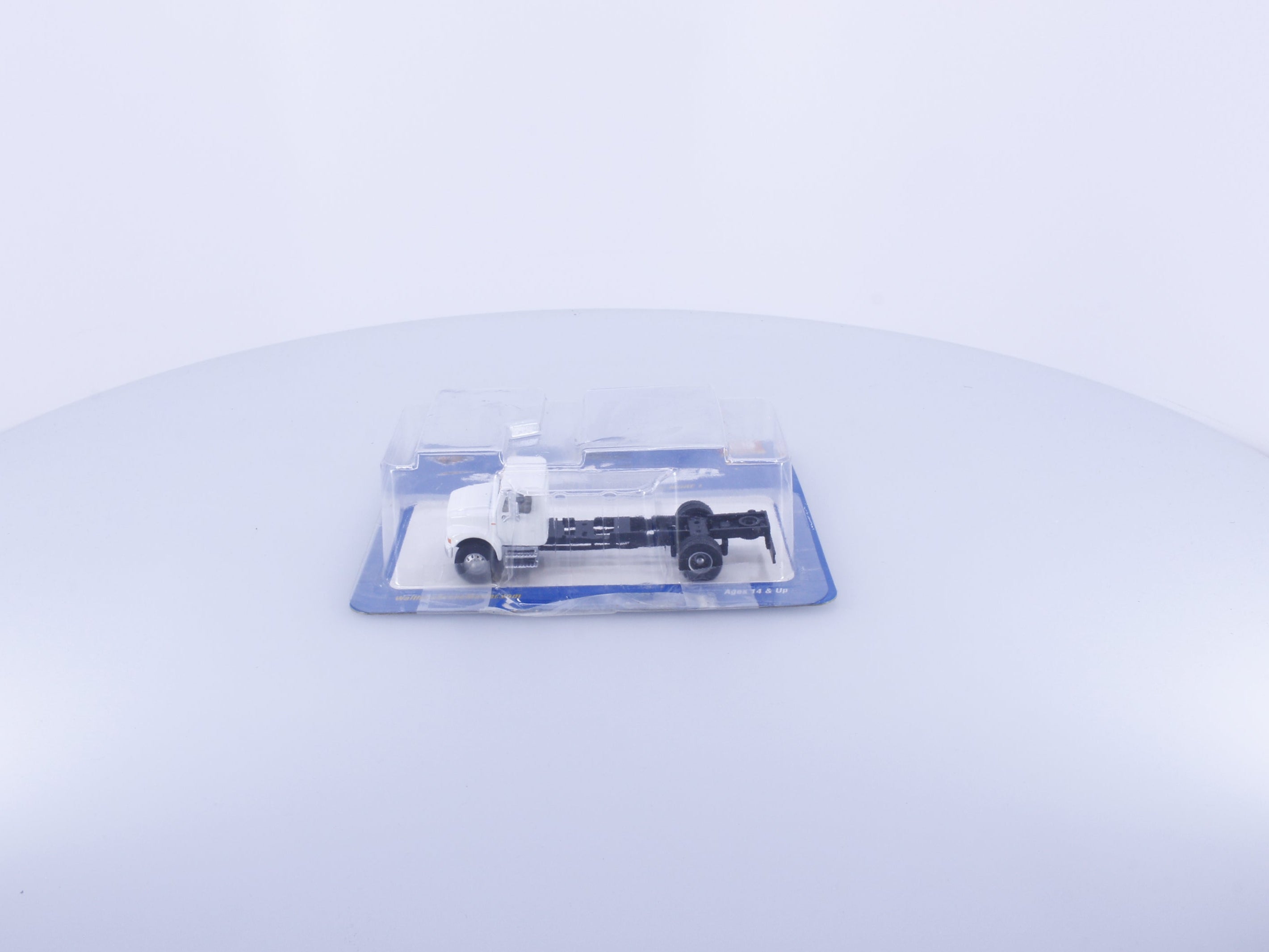 Walthers 940-11590 HO International 4900 Single Axle Flatdeck