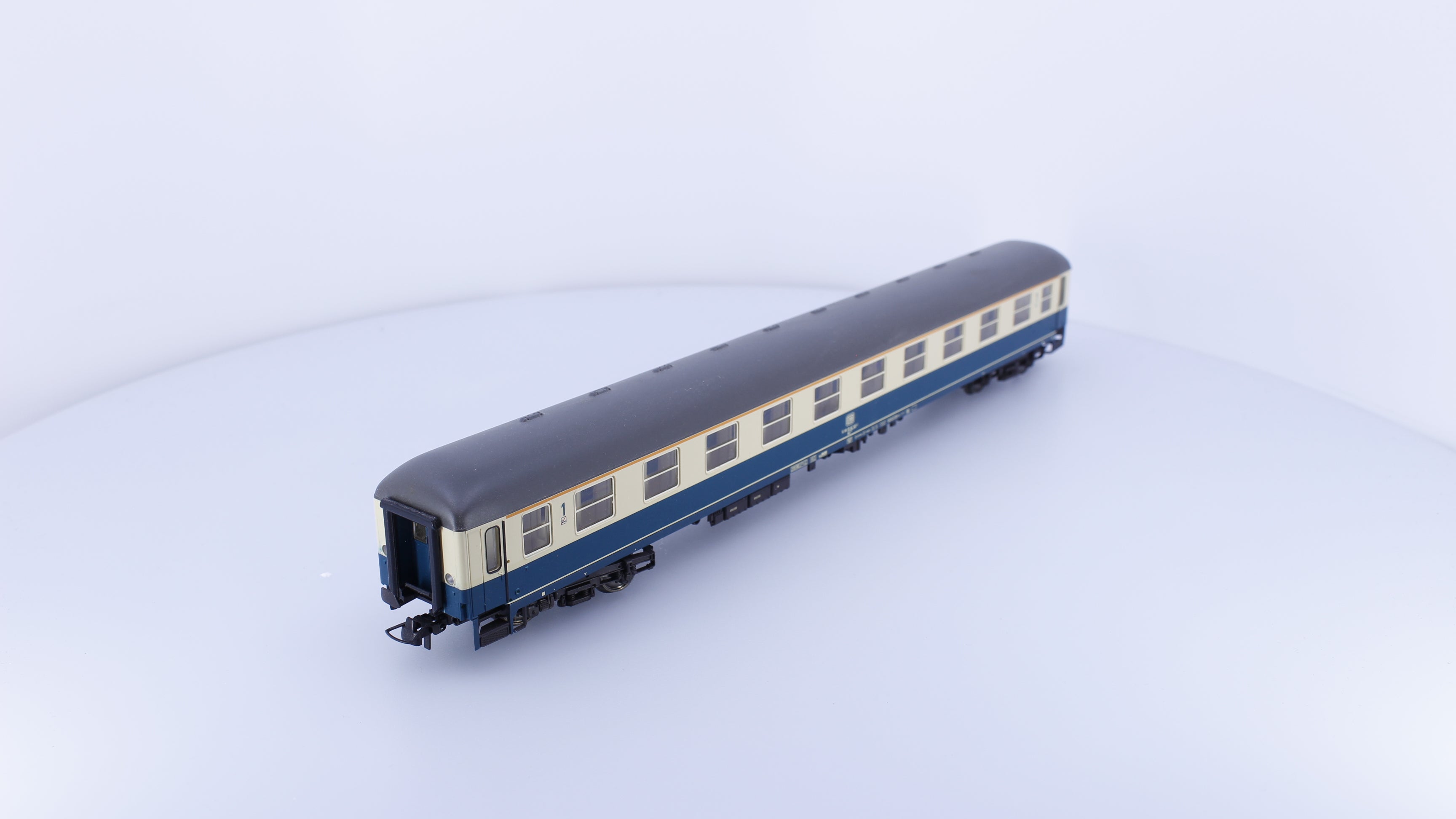 Roco 44747 HO DB Class 1 Passenger Coach 10-92 145-1