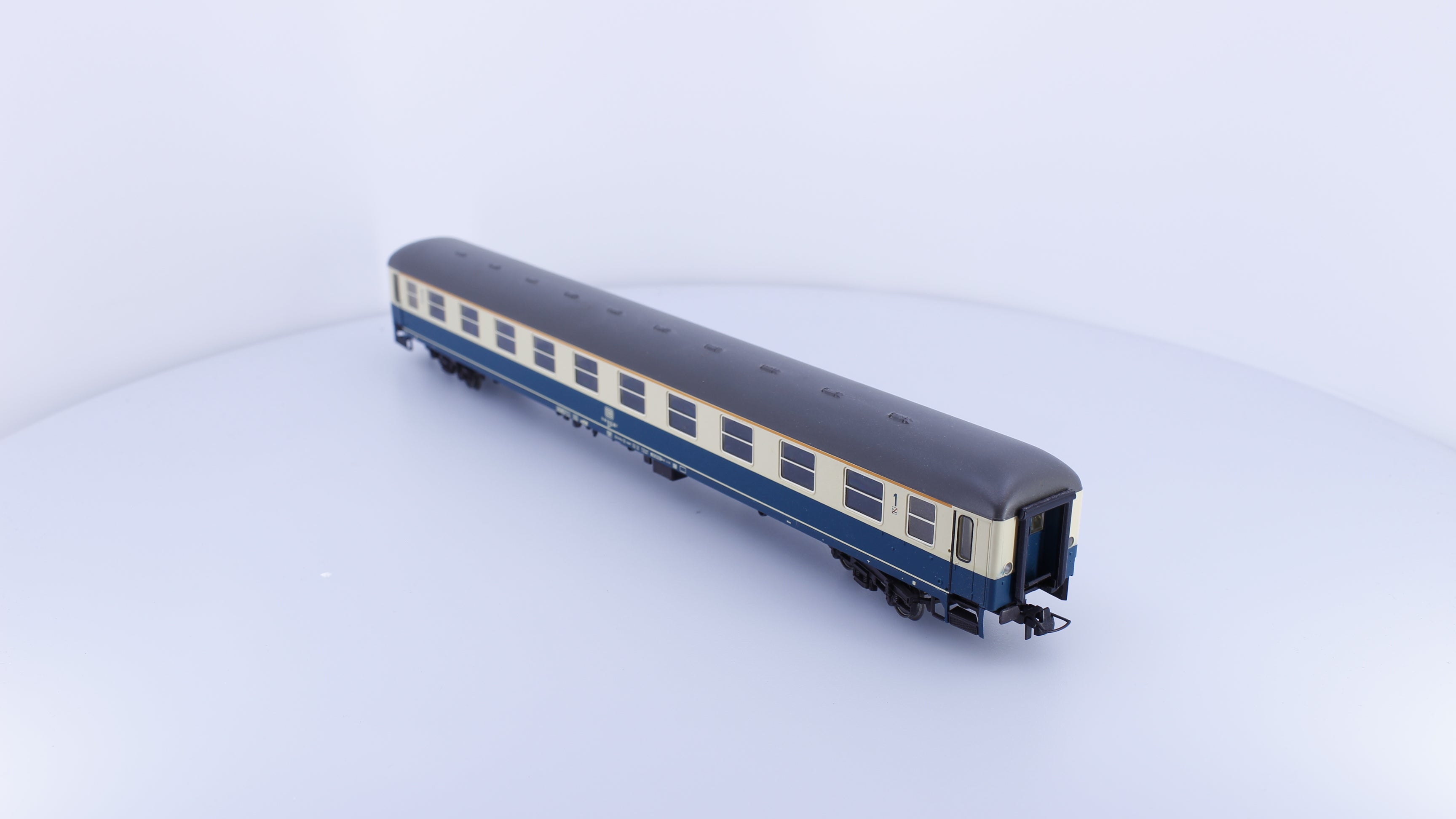 Roco 44747 HO DB Class 1 Passenger Coach 10-92 145-1
