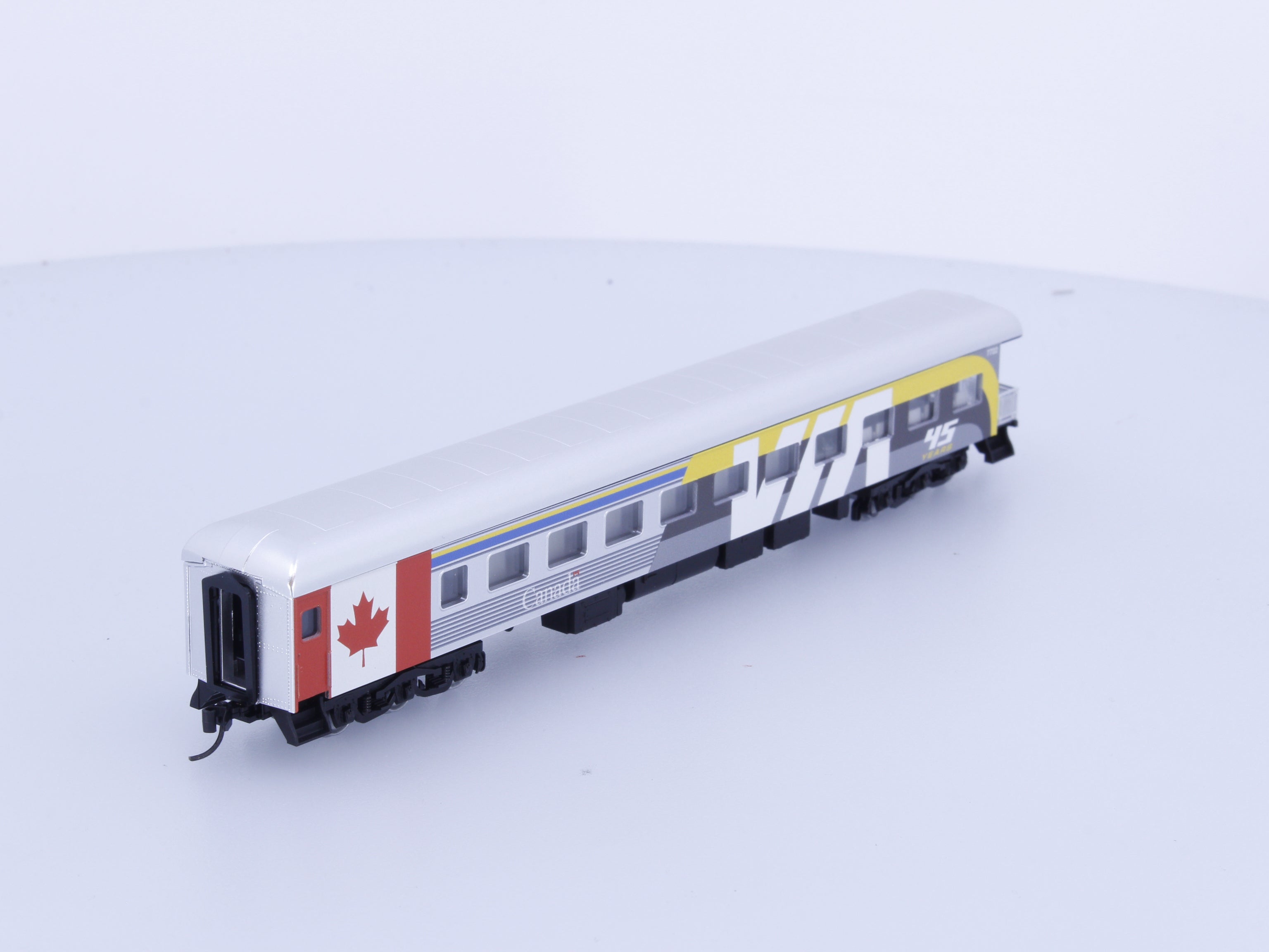 Micro Trains 14400770 N 83' Heavyweight Business Car with Balloon roof Via Rail (VIA) 7722 (#1)