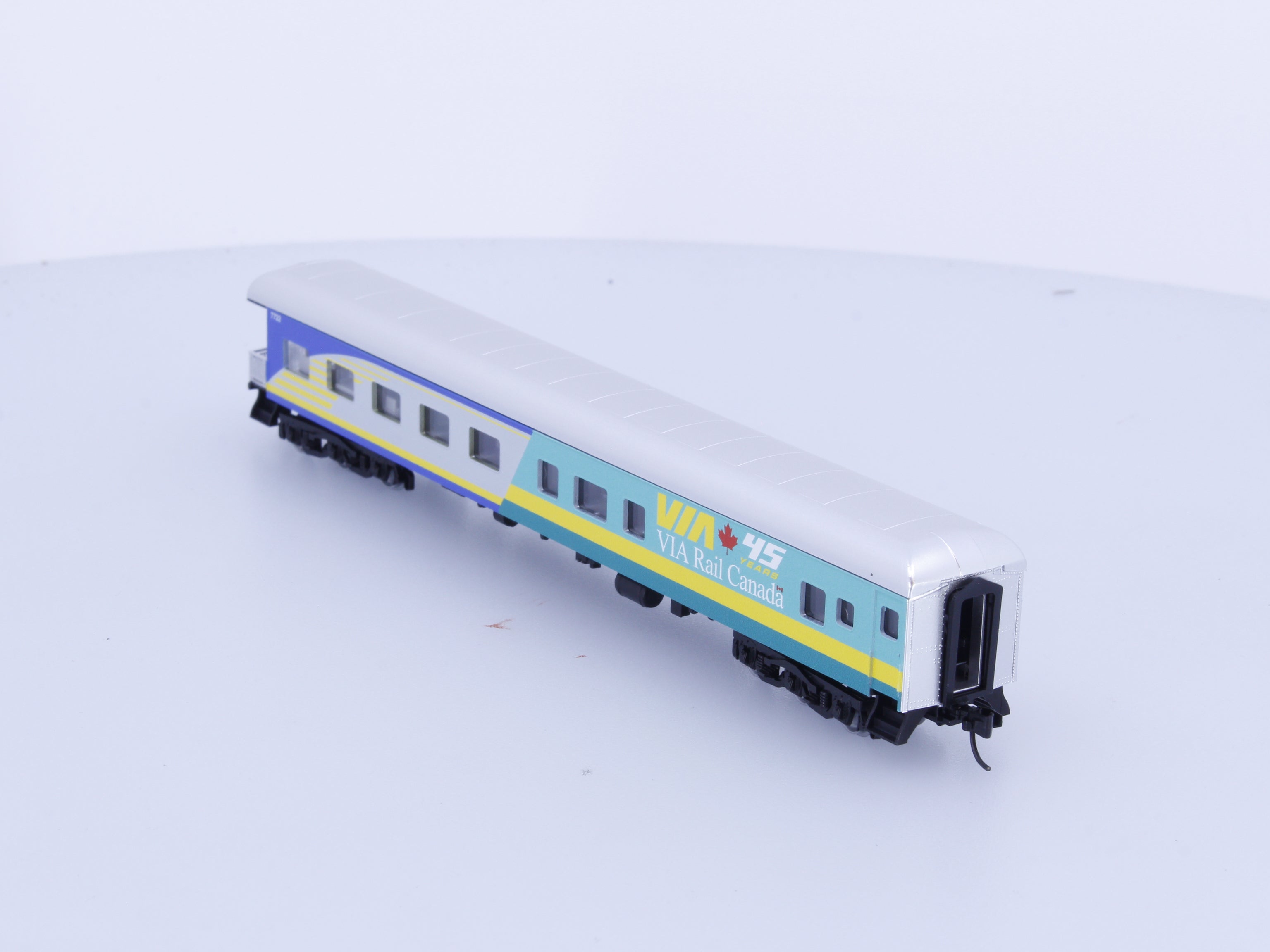 Micro Trains 14400770 N 83' Heavyweight Business Car with Balloon roof Via Rail (VIA) 7722 (#1)