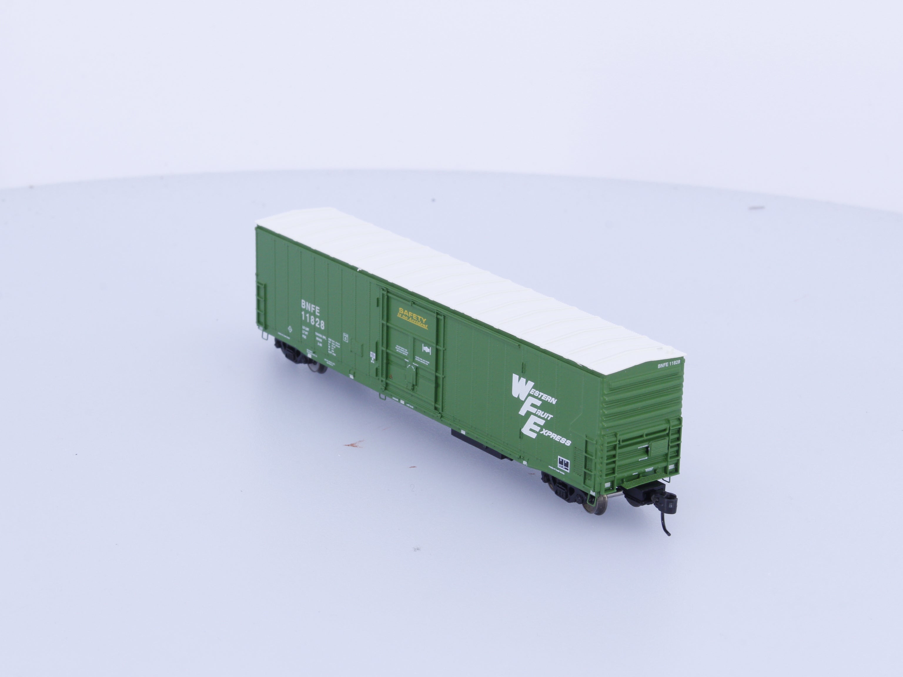 Athearn 24707 N 57' Mechanical Reefer with Sound Burlington Northern Fruit Express (BNFE) 11828