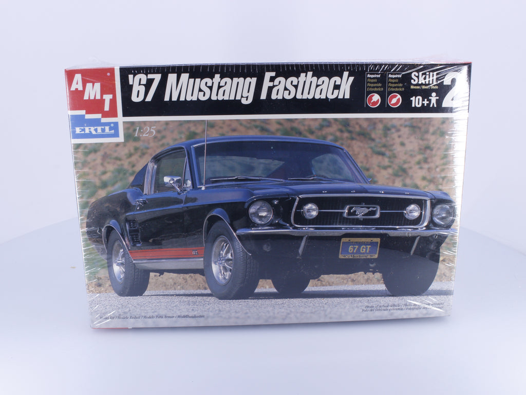 AMT 6631 G 1967 Ford Mustang Fastback Plastic Model Kit 1/25