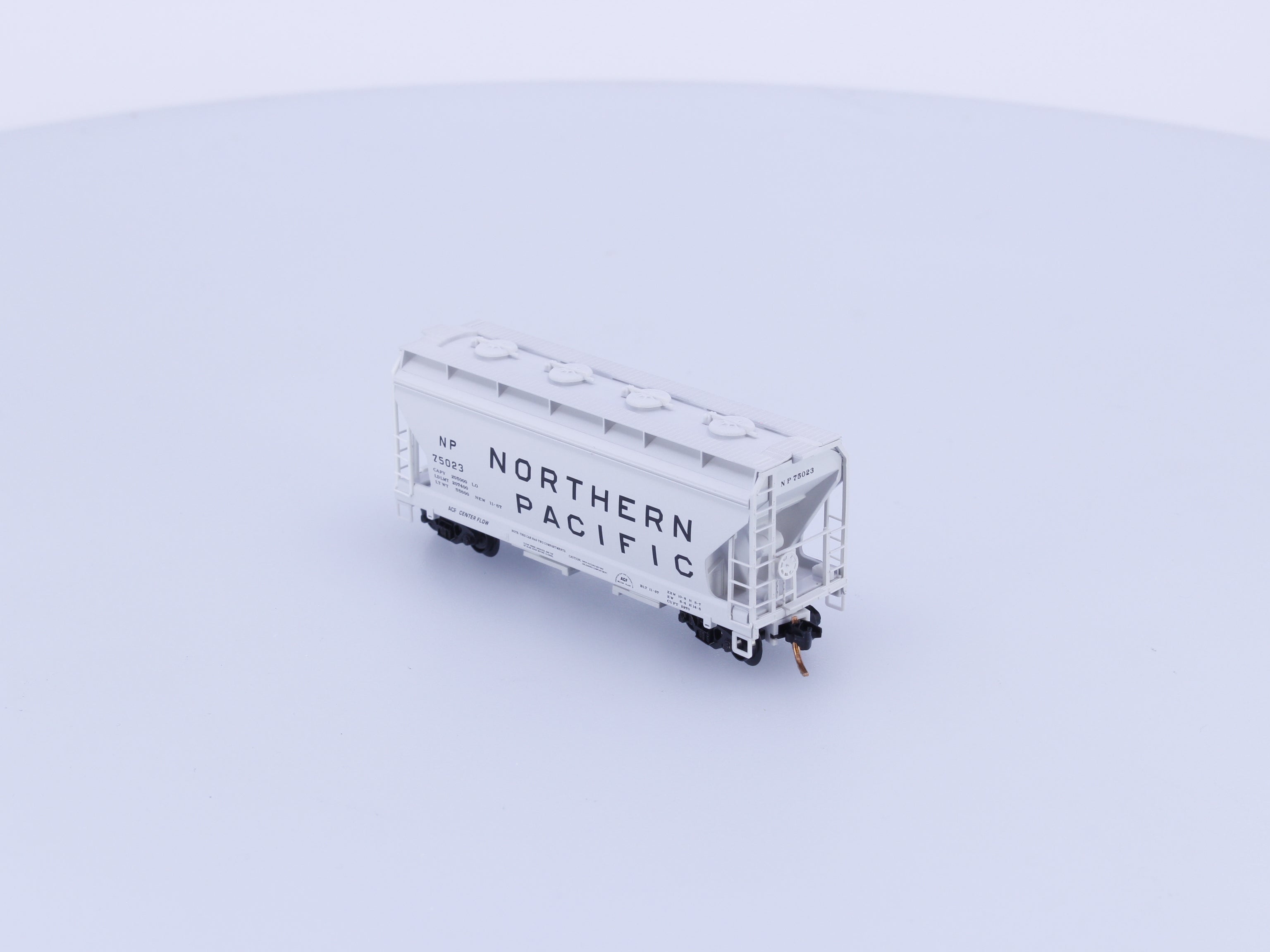 Micro Trains 09200231 N Covered Hopper, 2-Bay, ACF Centerflow Northern Pacific (NP) 75023