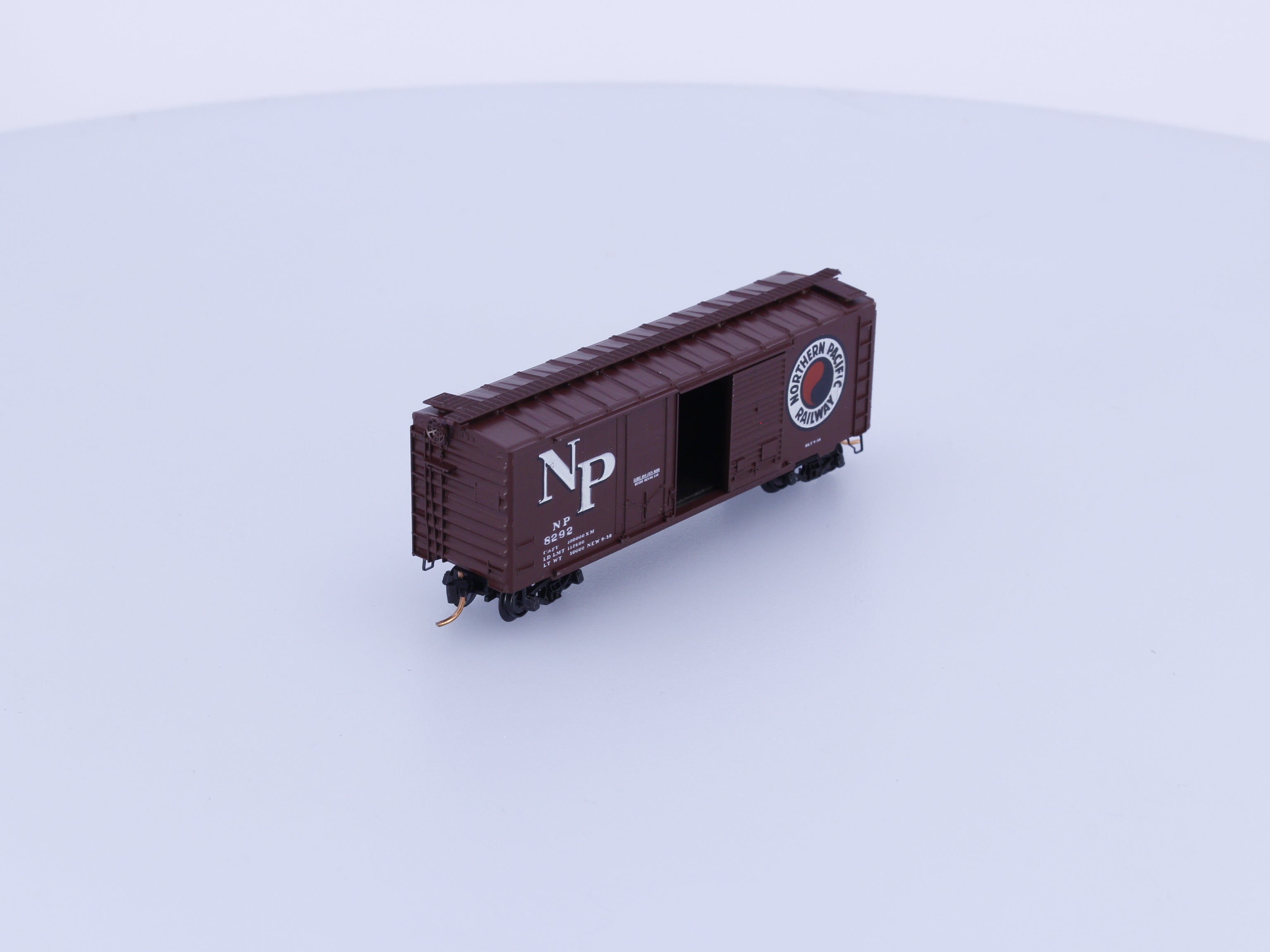Micro Trains 22177-1 N 40' Standard Box Car Plug & Sliding Door Northern Pacific (NP) 8292 (#1)