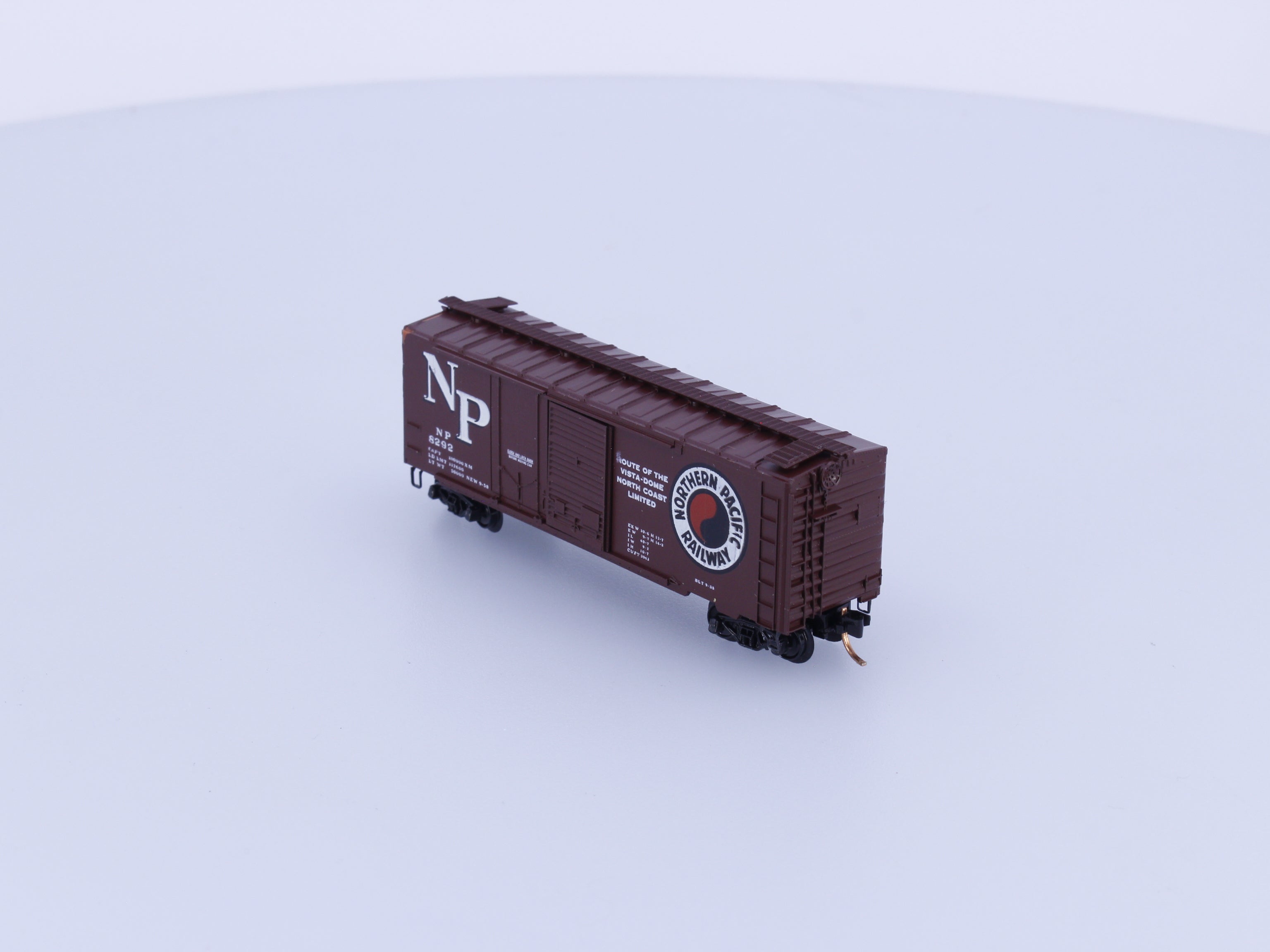 Micro Trains 22177-1 N 40' Standard Box Car Plug & Sliding Door Northern Pacific (NP) 8292 (#1)