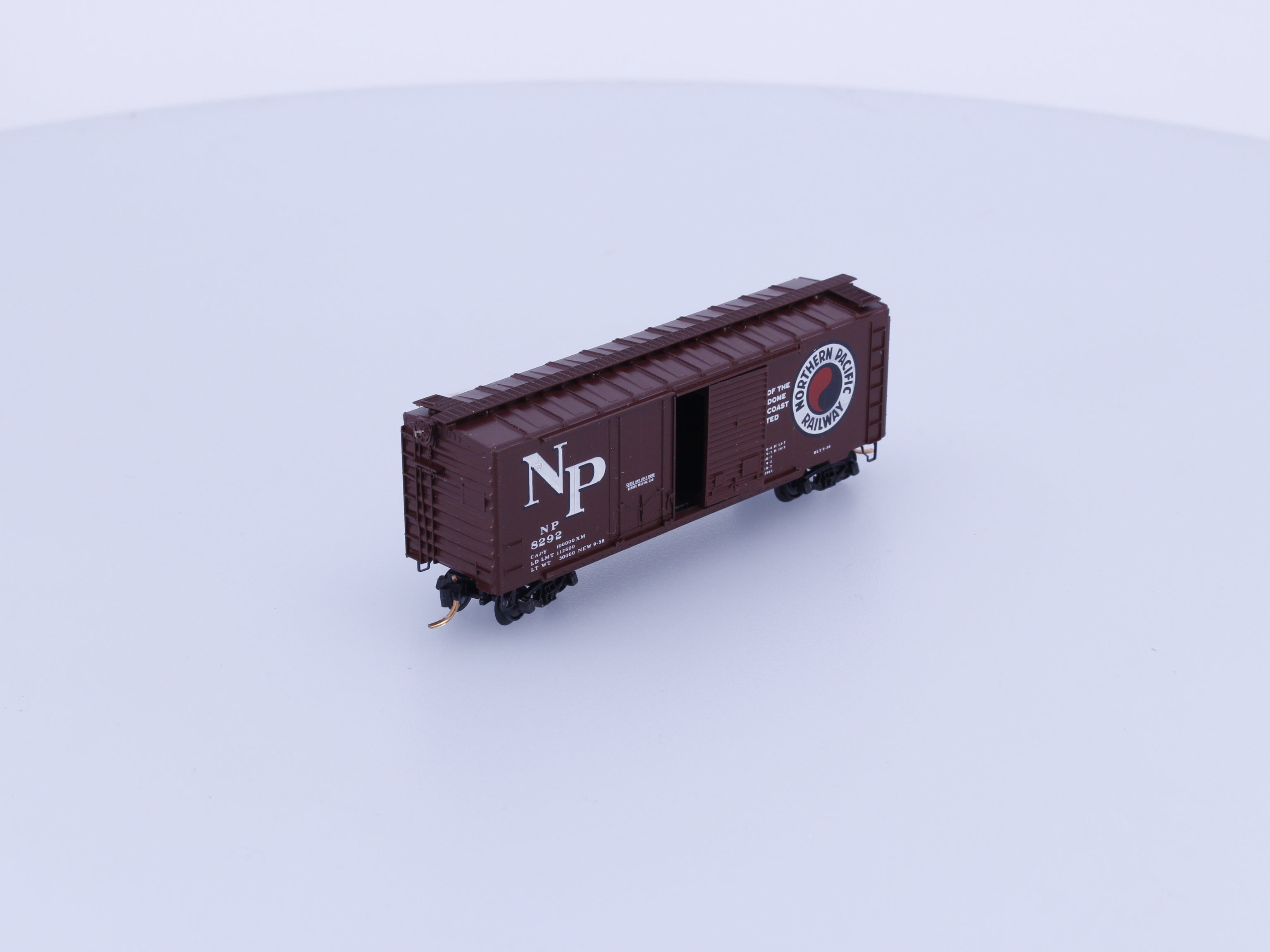 Micro Trains 22177-1 N 40' Standard Box Car Plug & Sliding Door Northern Pacific (NP) 8292 (#3)