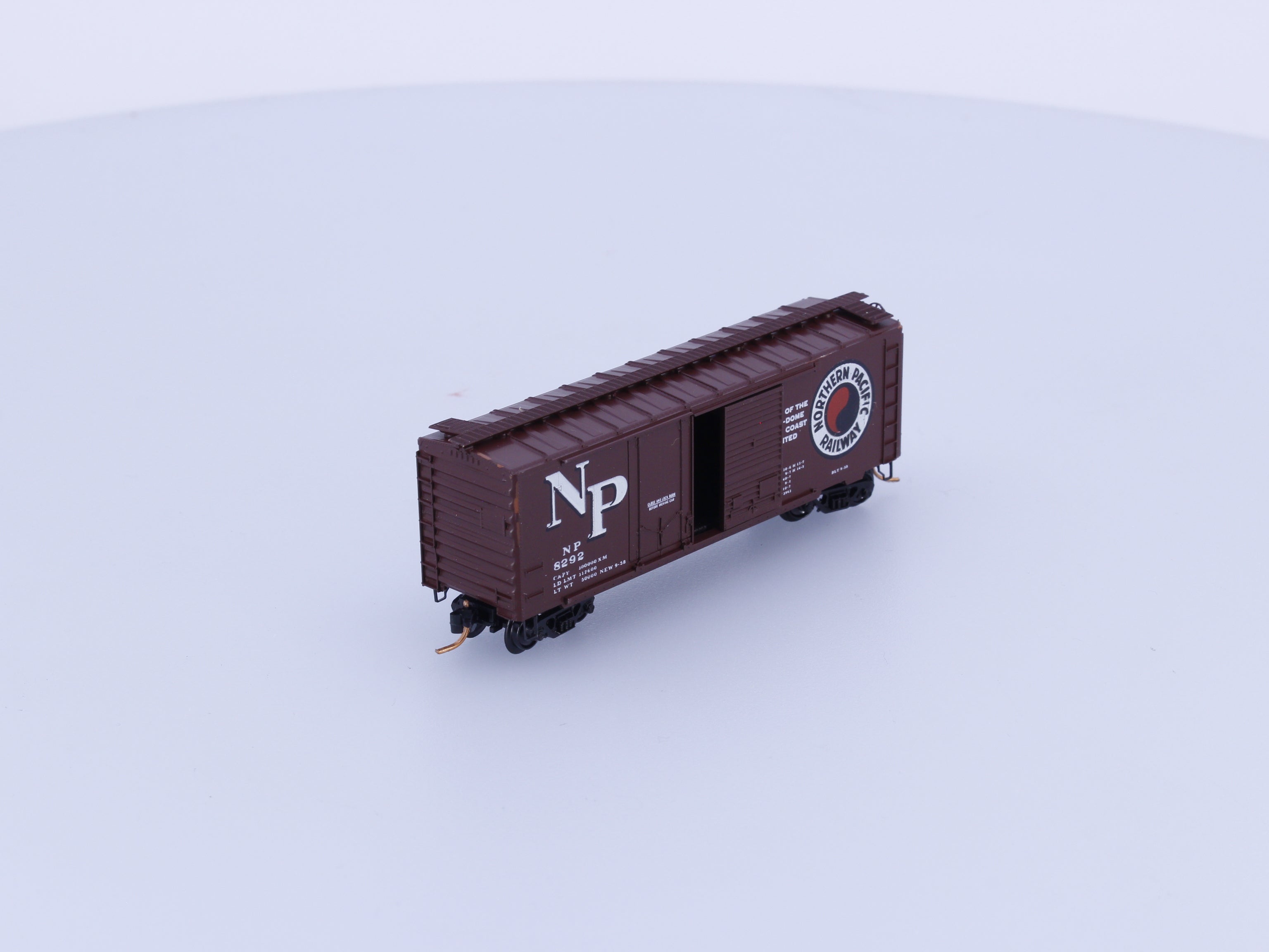 Micro Trains 22177-1 N 40' Standard Box Car Plug & Sliding Door Northern Pacific (NP) 8292 (#2)