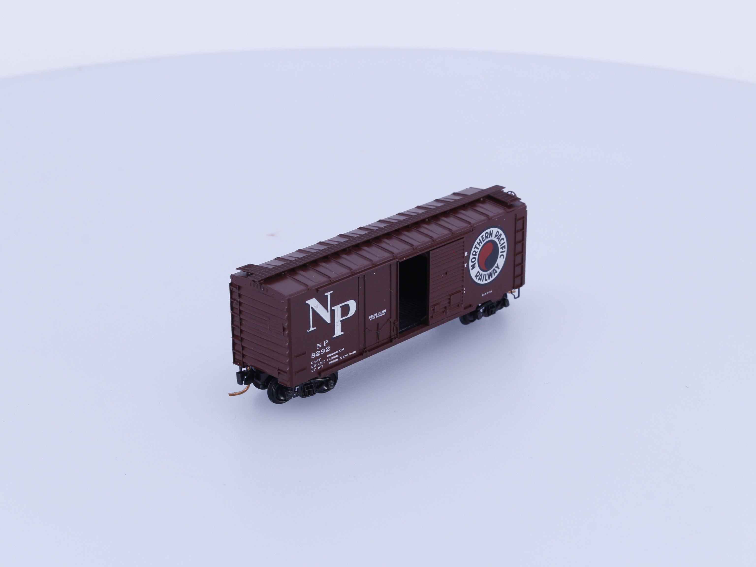 Micro Trains 22177-1 N 40' Standard Box Car Plug & Sliding Door Northern Pacific (NP) 8292 (#4)