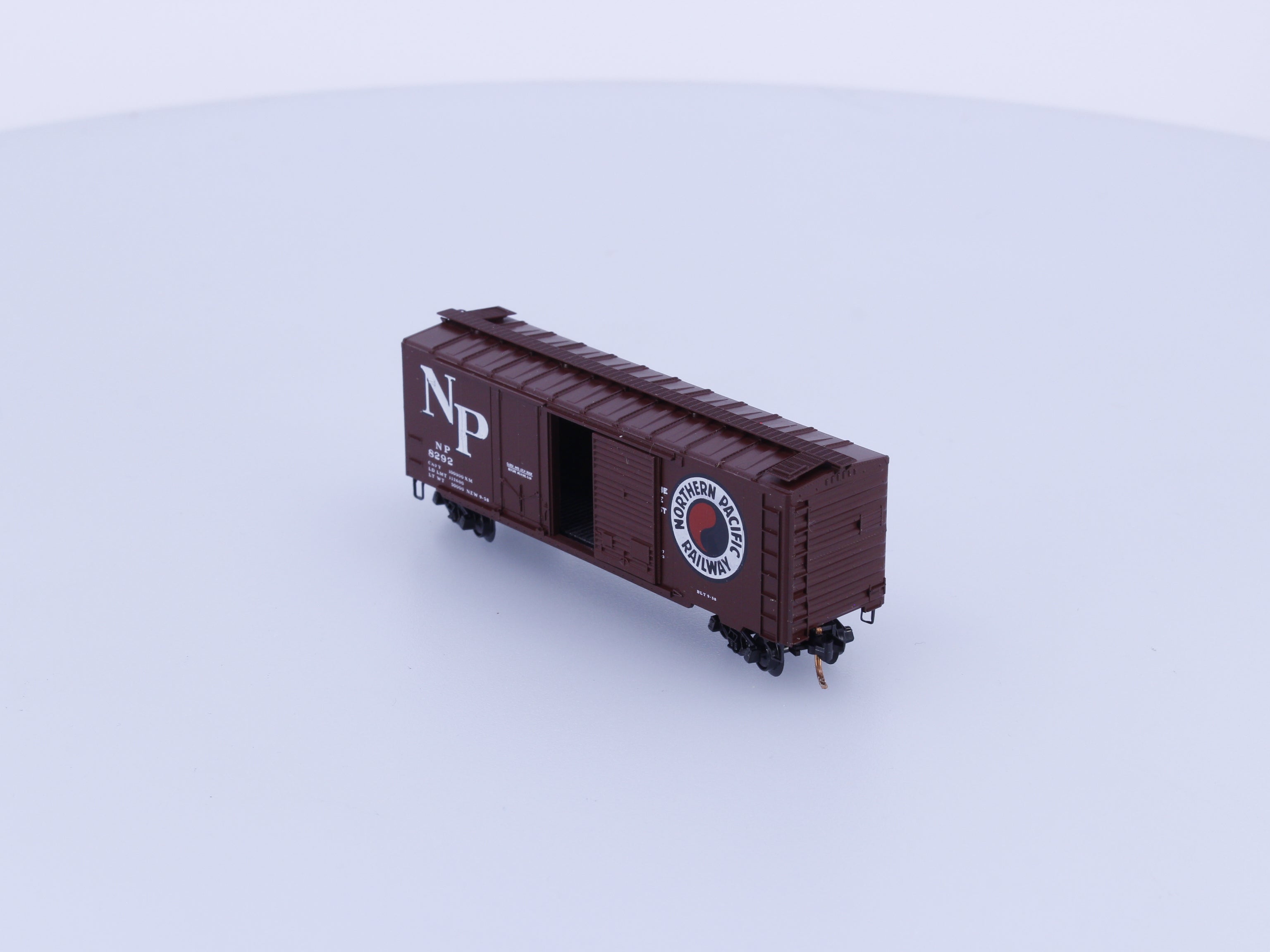 Micro Trains 22177-1 N 40' Standard Box Car Plug & Sliding Door Northern Pacific (NP) 8292 (#4)