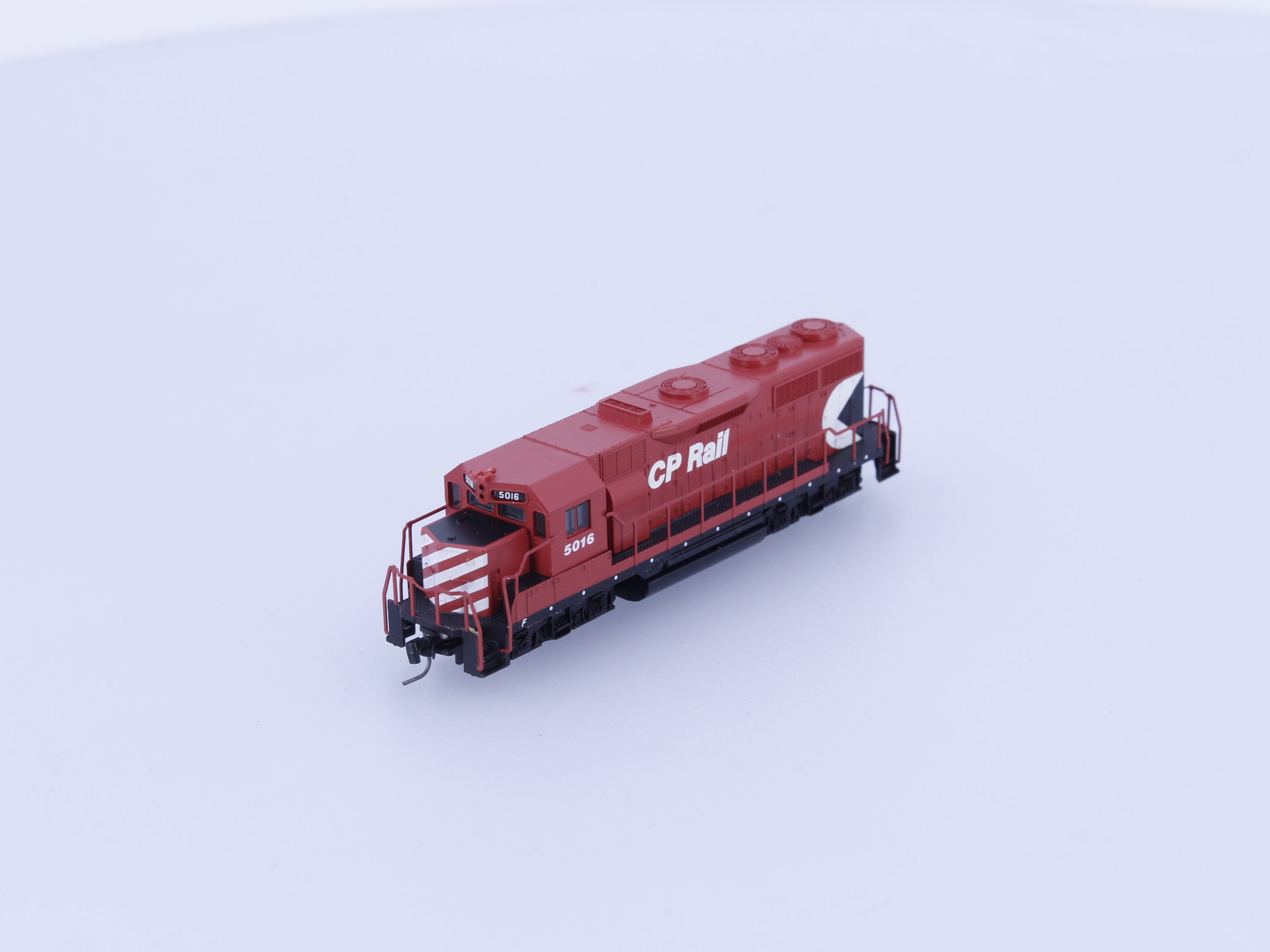 Micro Trains 981 01 030 Z GP35 Diesel Locomotive Canadian Pacific (CP) 5016 Analog DC (#1)