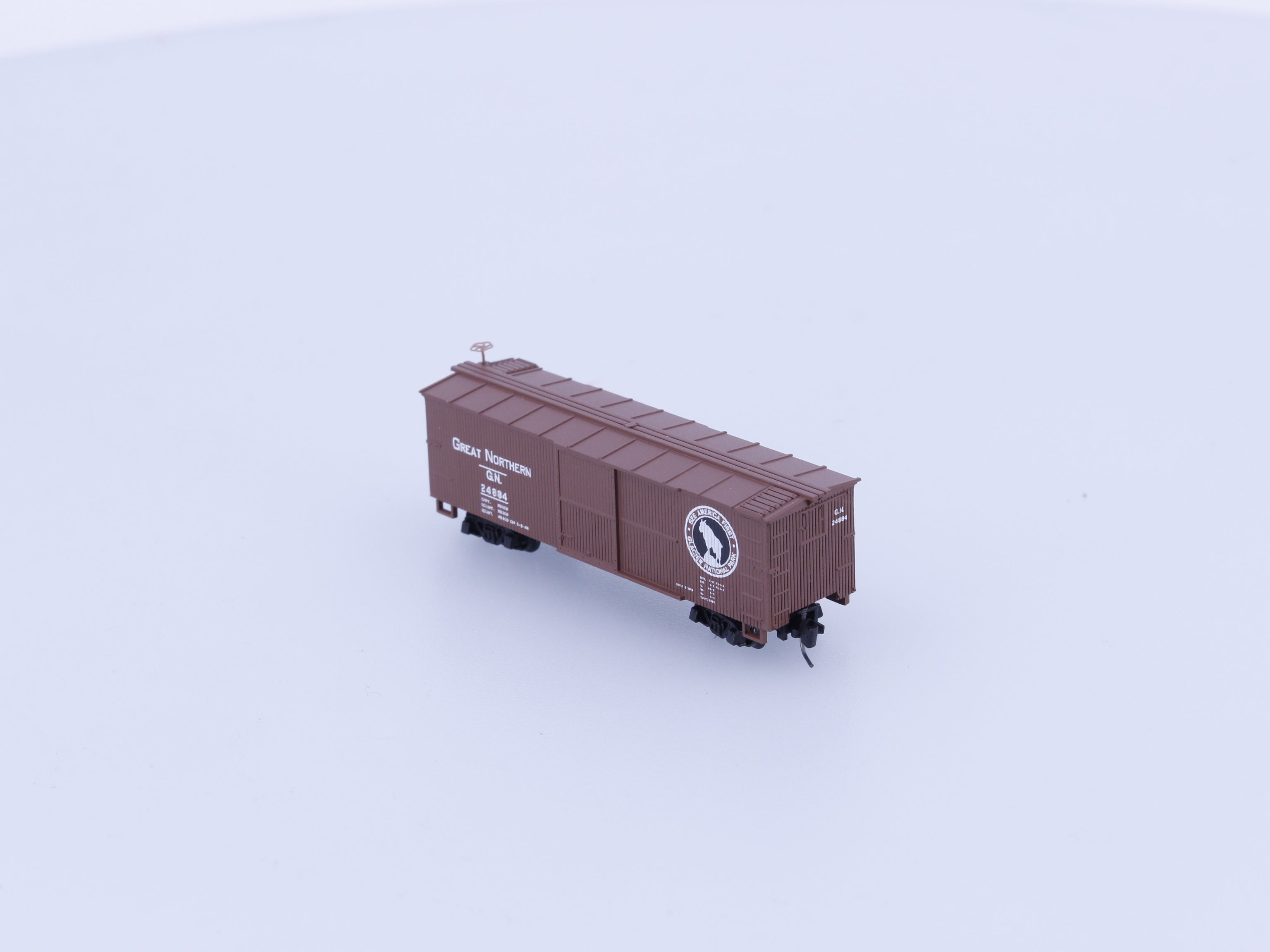 Micro Trains 515 00 162 Z 40' Double-Sheathed Wood Box Car, Single Door Great Northern (GN) 24884