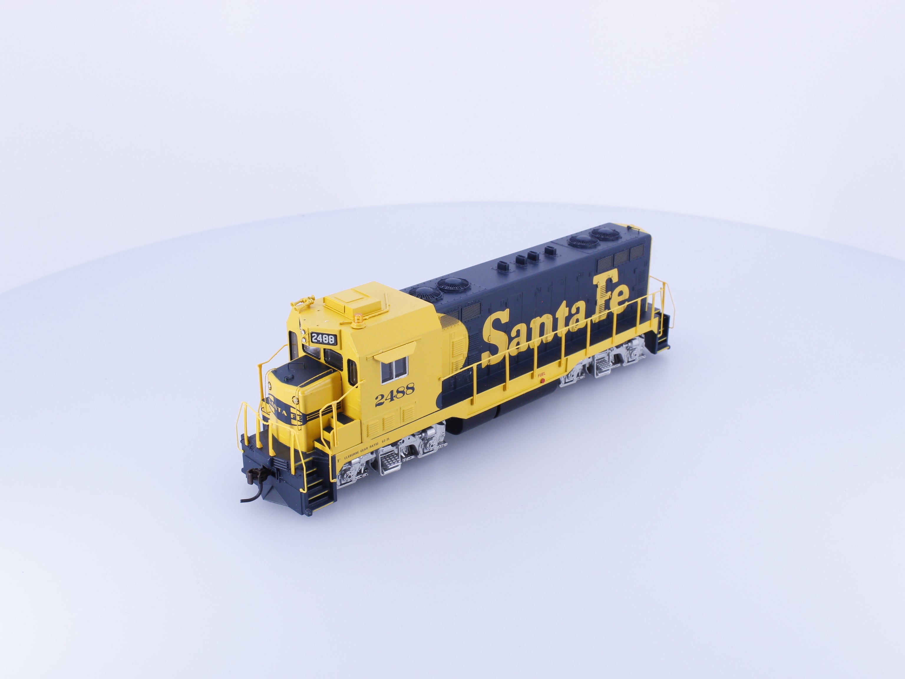 Athearn 89901 HO CF-7 Angled Cab Diesel Locomotive Warbonnet Santa Fe (SF) 2488 DCC Ready