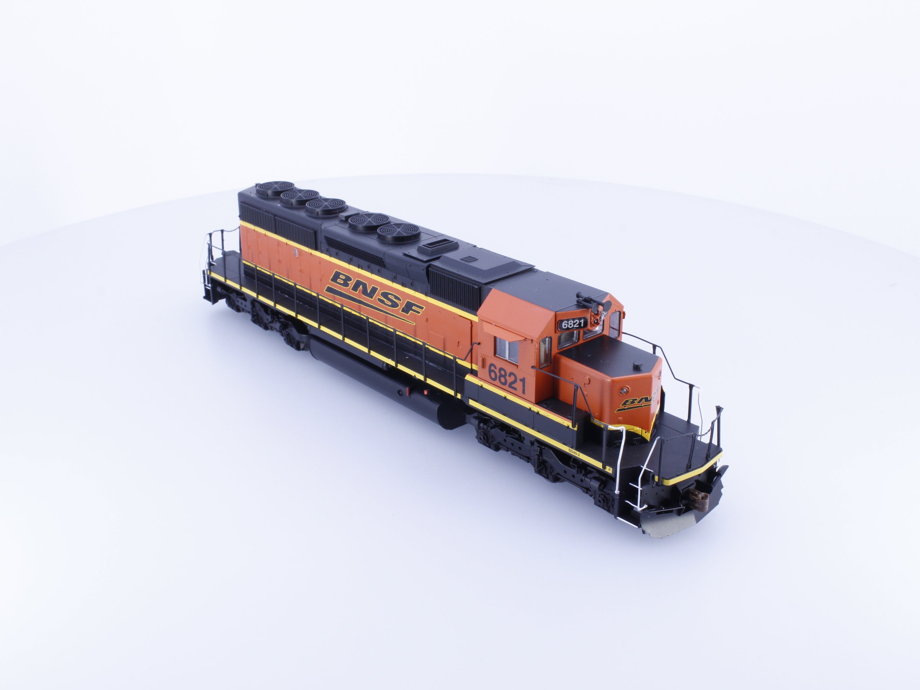ScaleTrains SXT10369 HO EMD SD40-2 Diesel Locomotive H3 Scheme Burlington Northern Santa Fe (BNSF) 6821 DCC & Sound