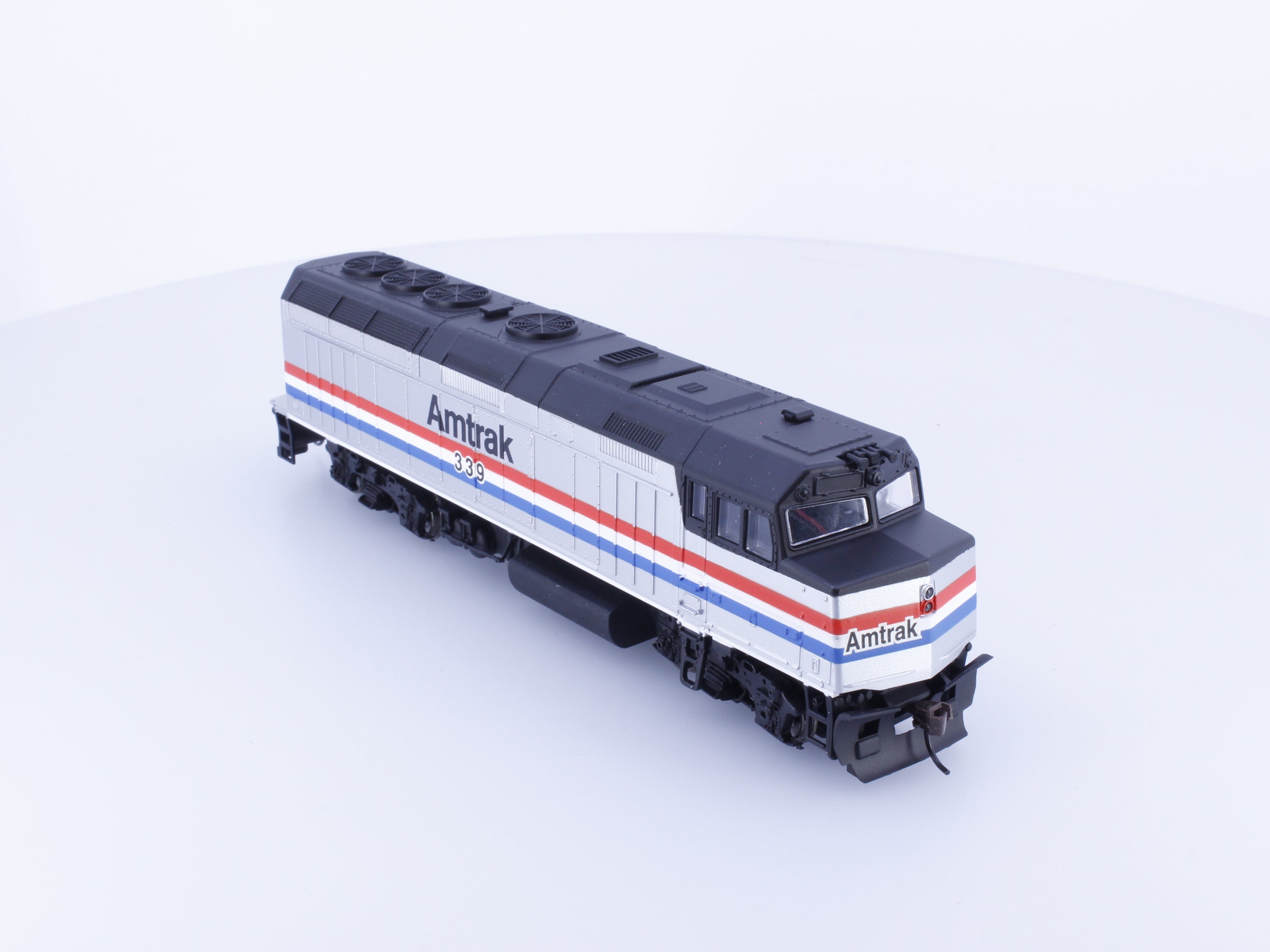 Walthers 931-311 HO Trainline EMD F40PH Diesel Locomotive PH #3 Amtrak (AMTK) 339 Analog DC