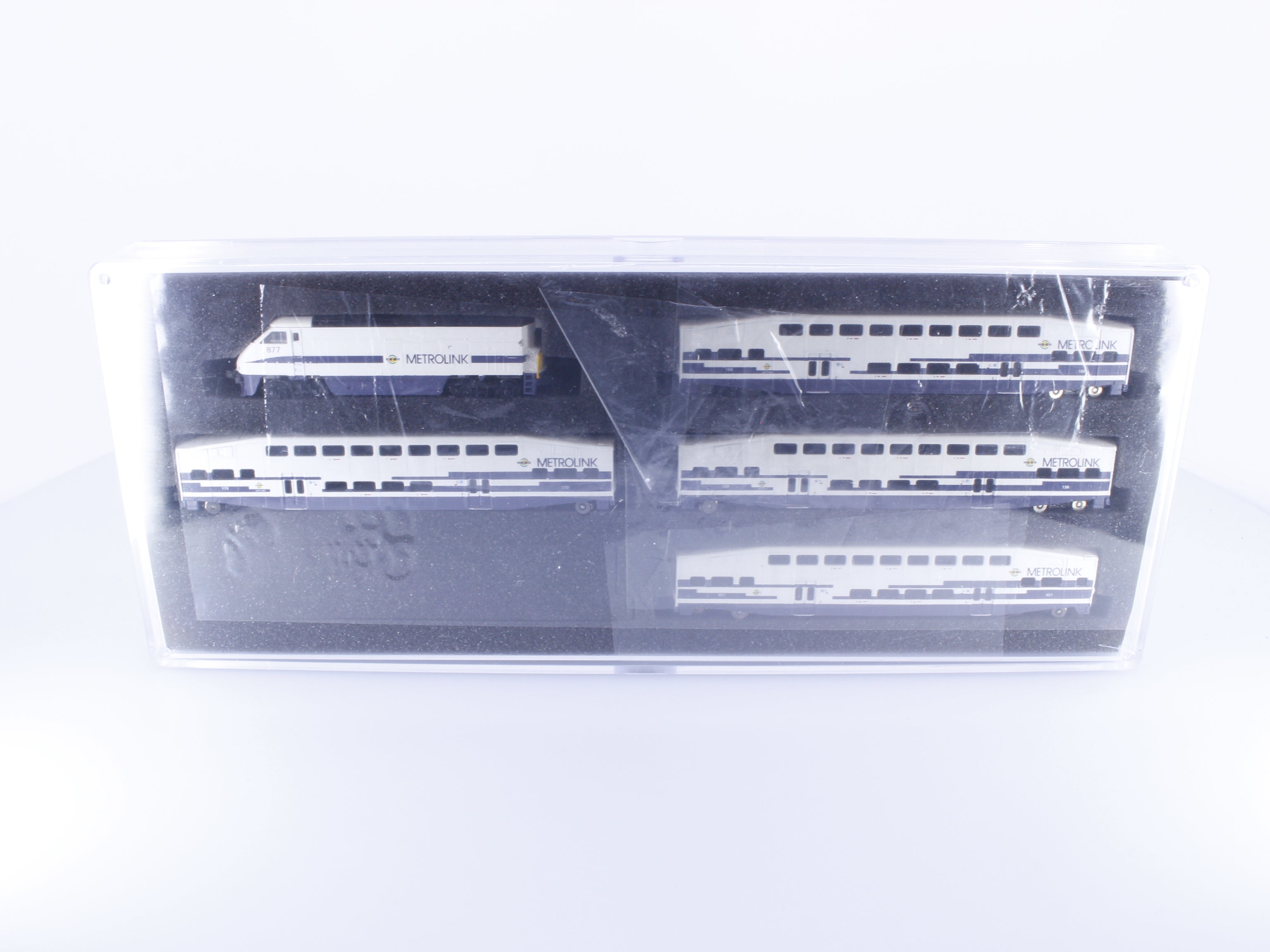 AZL 7003F Z Metrolink F59PHI Fluted + 4 Bombardier Bi-Level Passenger Cars 877 Analog DC