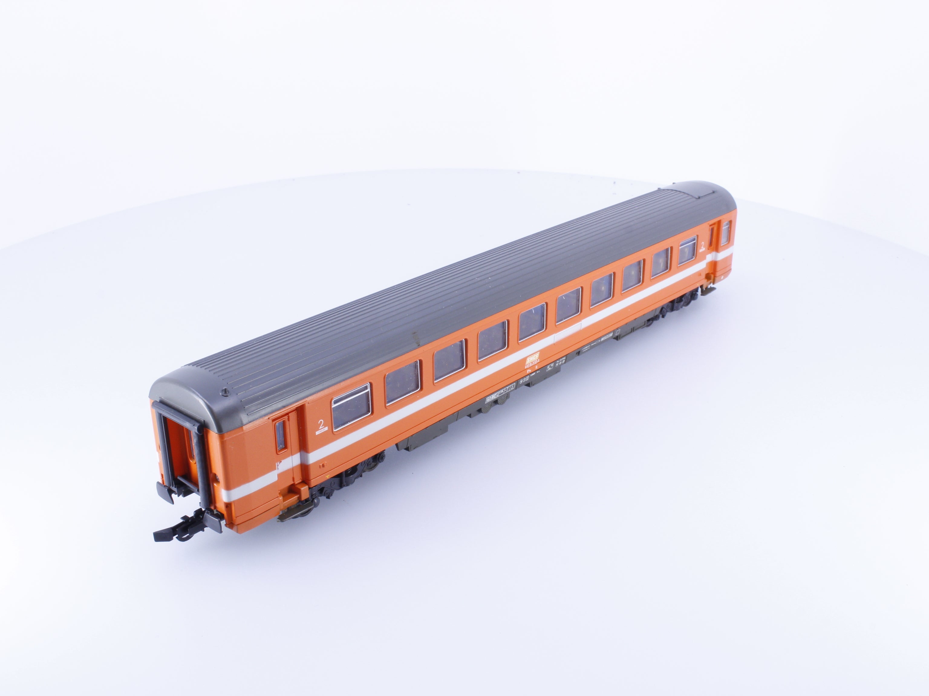 Roco 44405/4268S HO SNCF 2nd Class Passenger Car with Interior Lighting and End Lights 618720