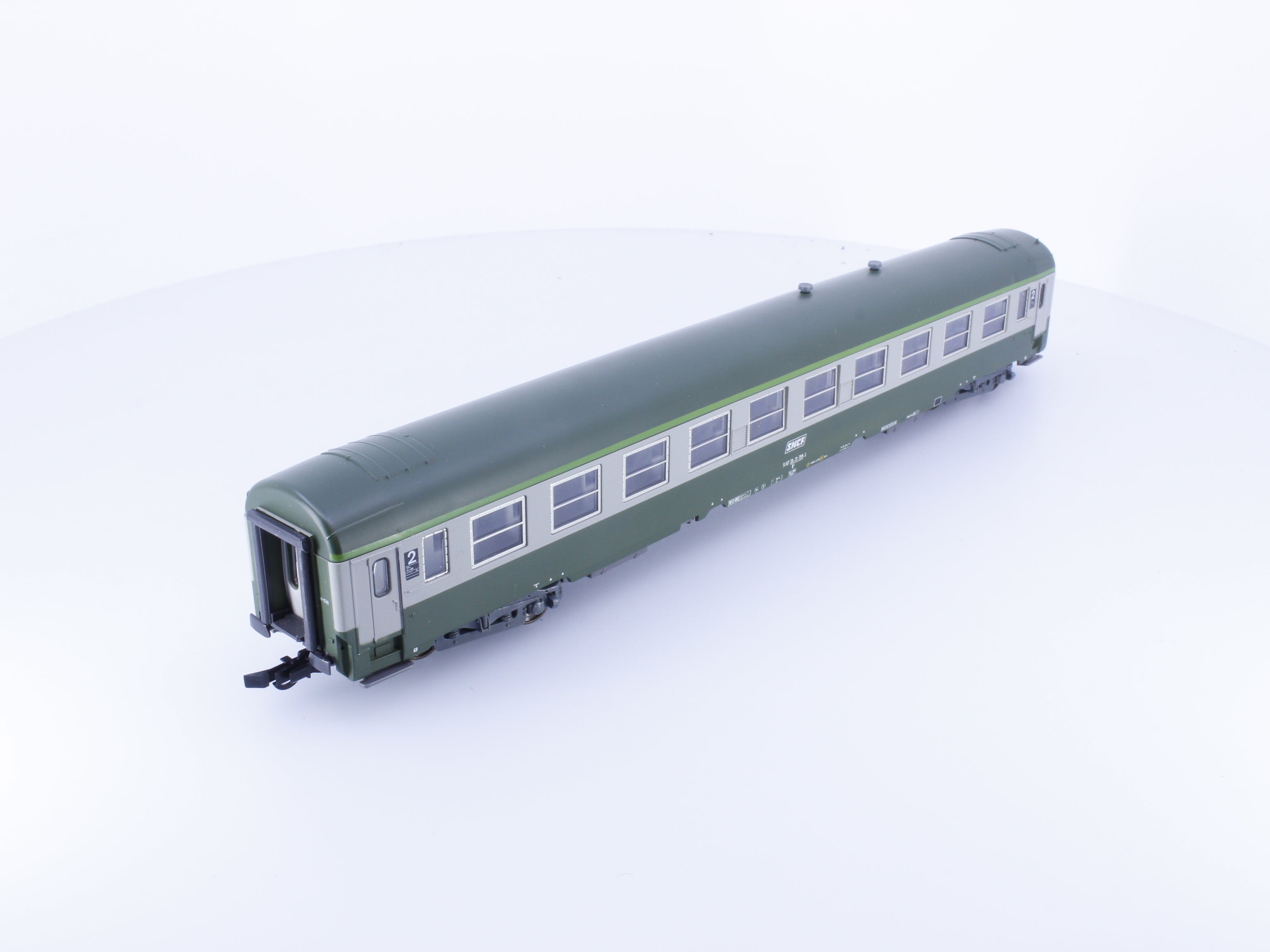 Roco 4299B HO SNCF 2nd Class Passenger Car with Interior Lighting 518720