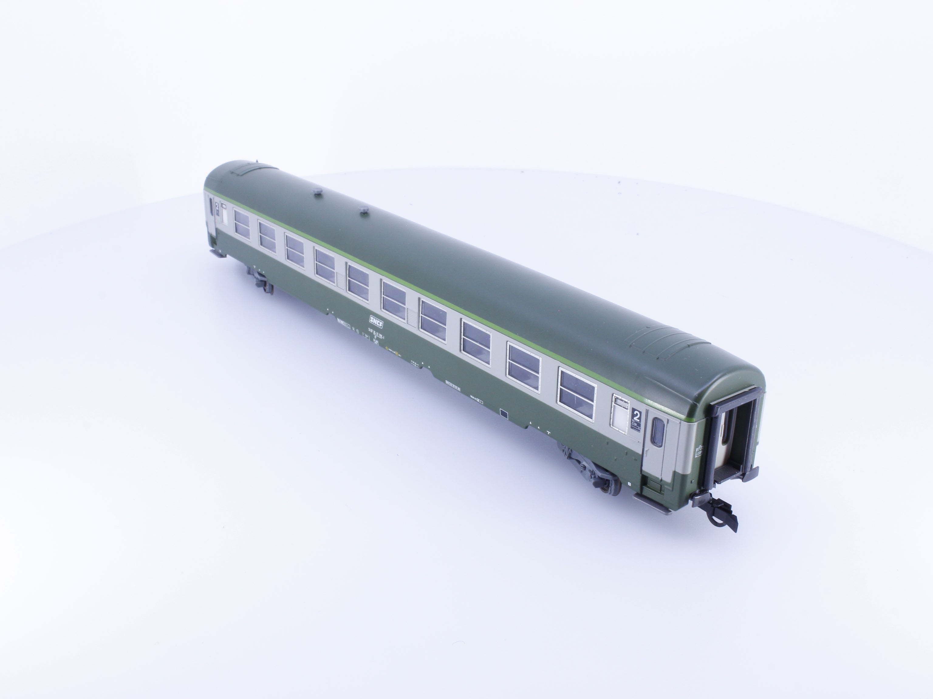 Roco 4299B HO SNCF 2nd Class Passenger Car with Interior Lighting 518720