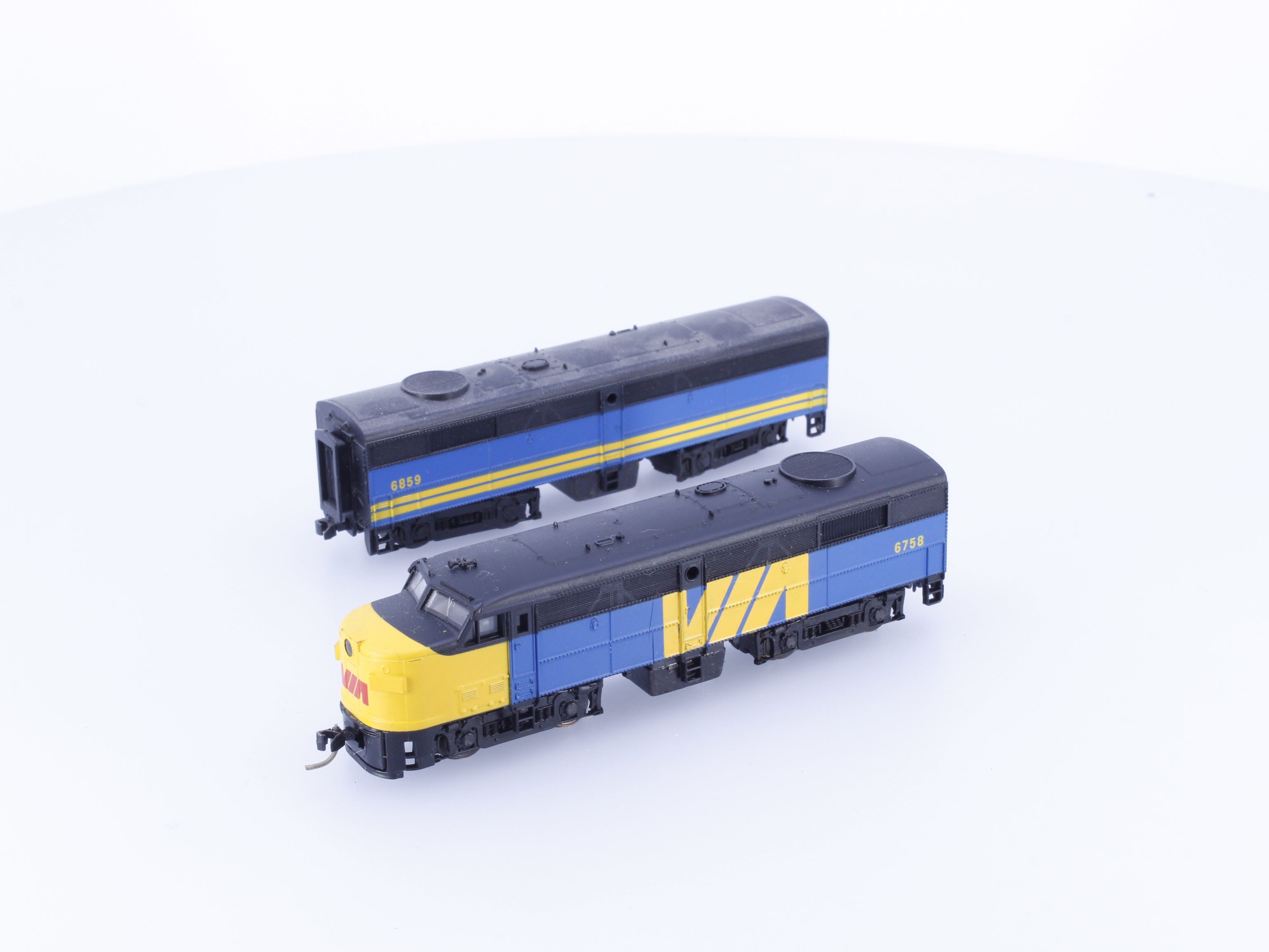 Life-Like 7949/7950 N FA2/FB2 Powered A Unit and Non Powered B Unit Diesel Locomotives Via Rail (VIA) 6758/6859 Analog DC