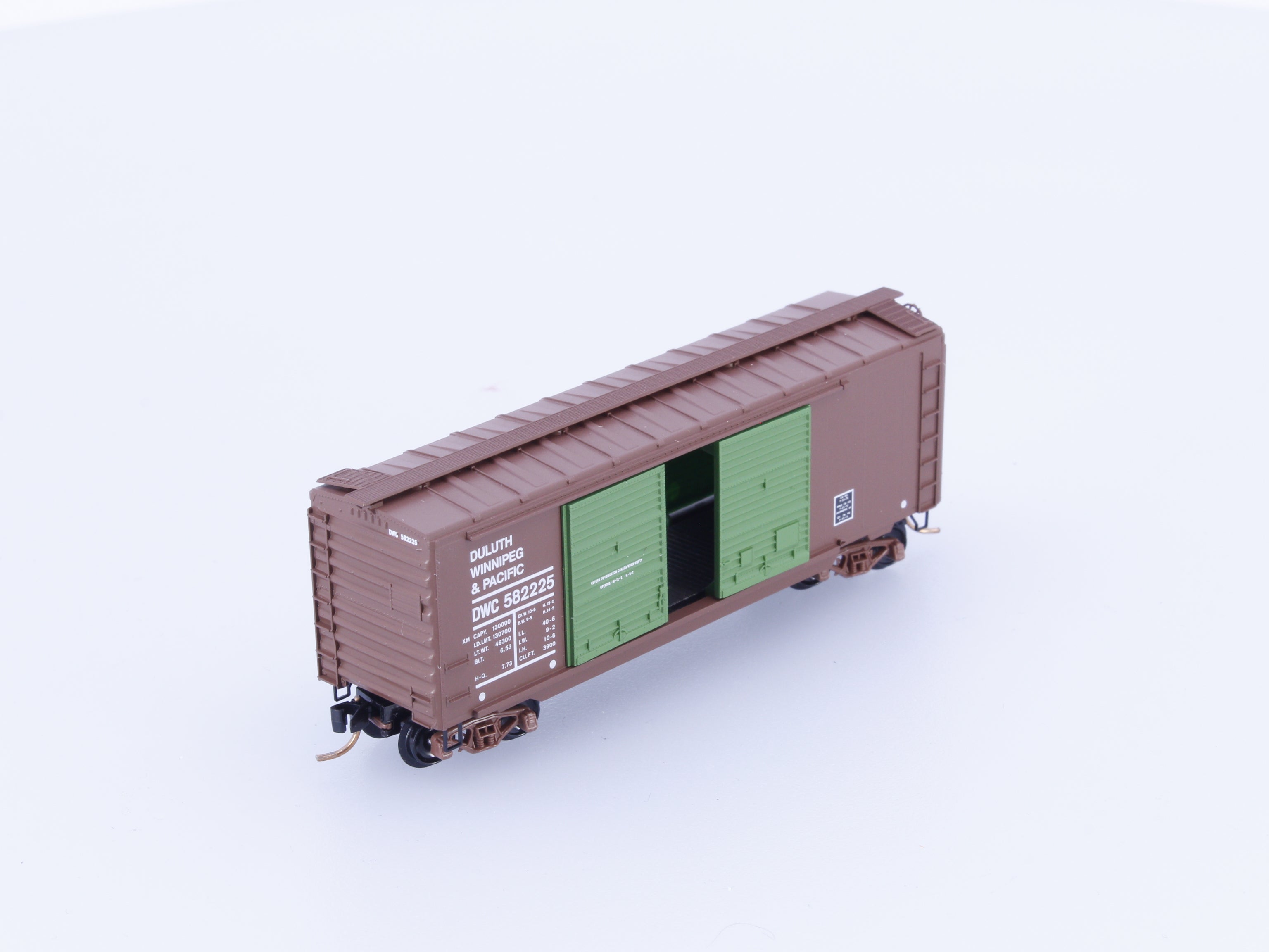 Micro Trains 23260 N 40' Standard Box Car Double Doors Duluth Winnipeg and Pacific (DWP) 582225