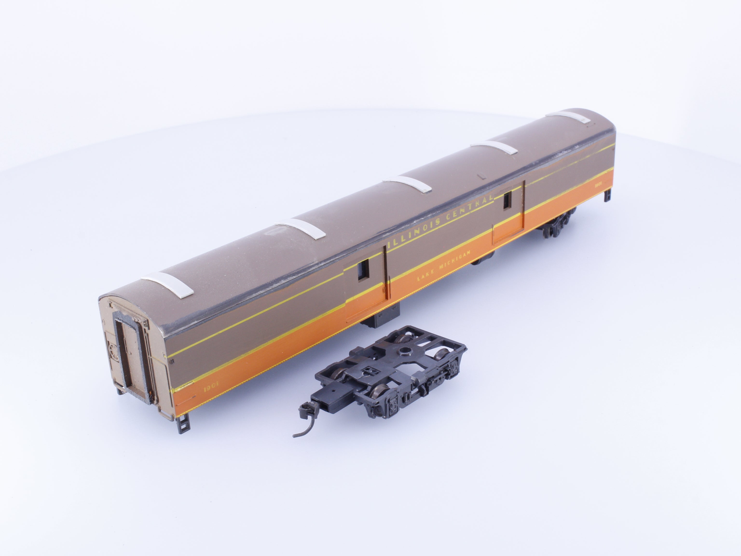 AHM Minitrains 1930 HO Smoothside Baggage Car Illinois Central (IC) LakeMichigan1901