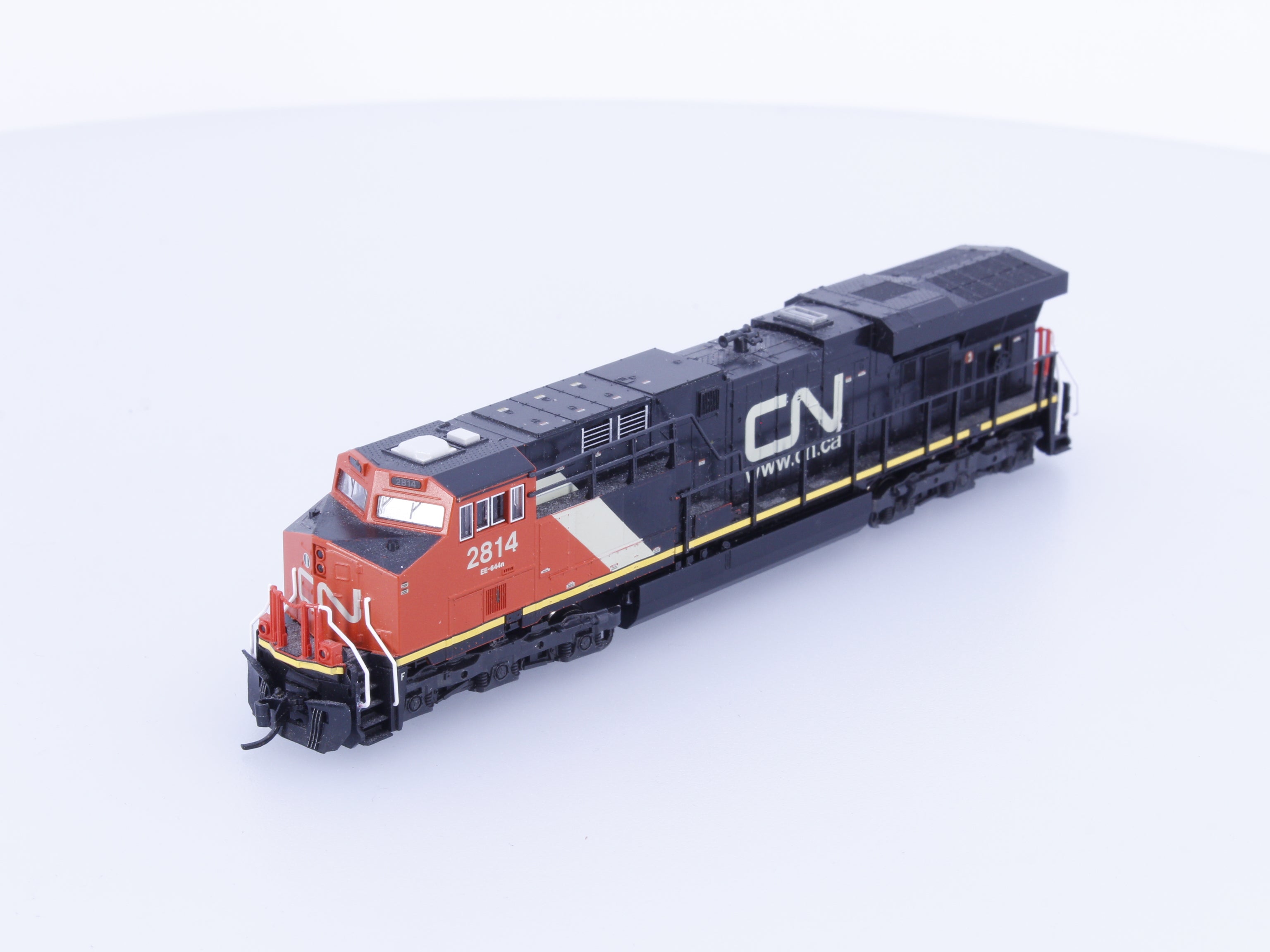 Kato 176-8918 N ES44AC Diesel Locomotive Canadian National (CN) 2814 Analog DC