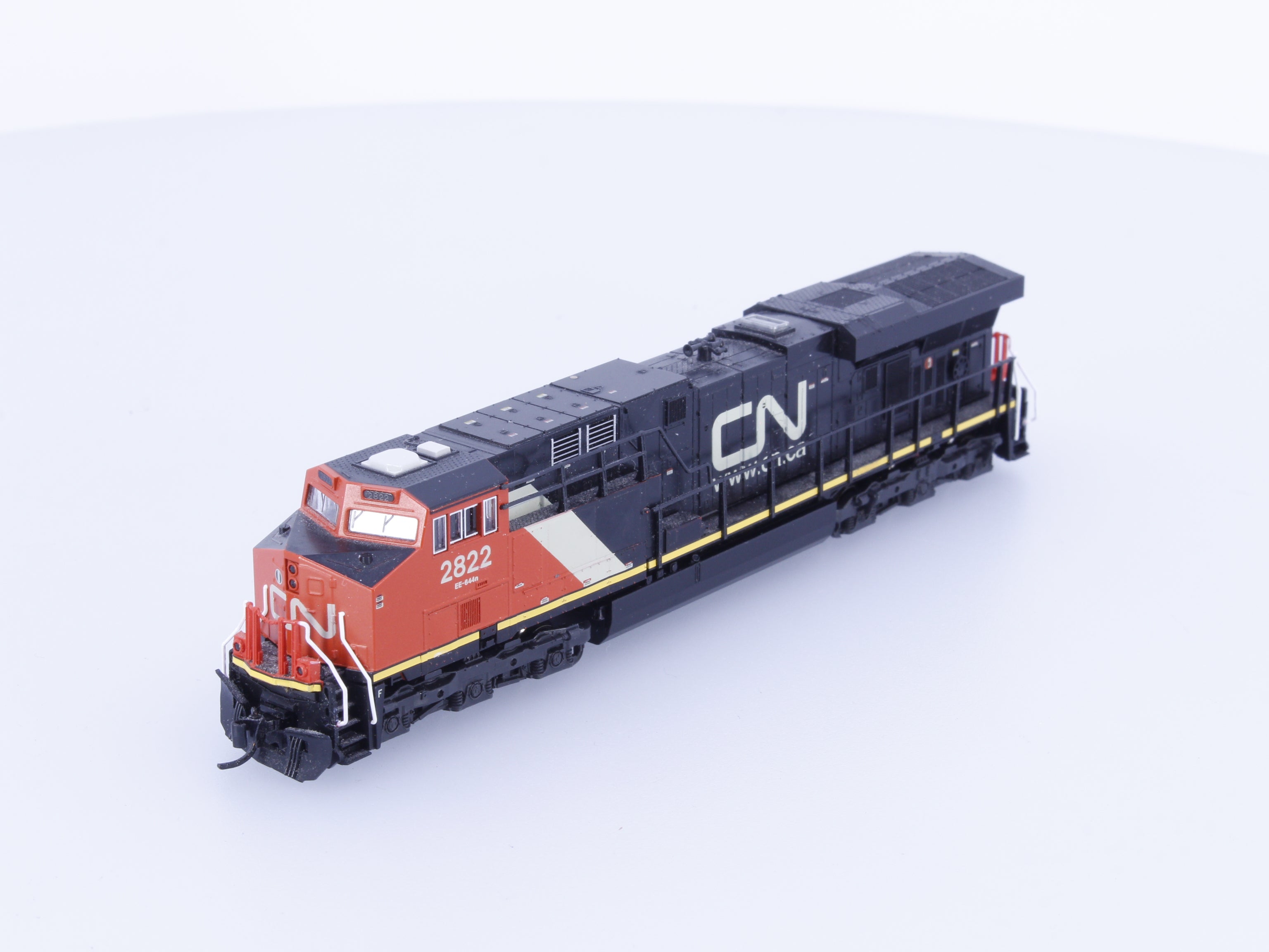 Kato 176-8919 N ES44AC Diesel Locomotive Canadian National (CN) 2822 Analog DC (#1)
