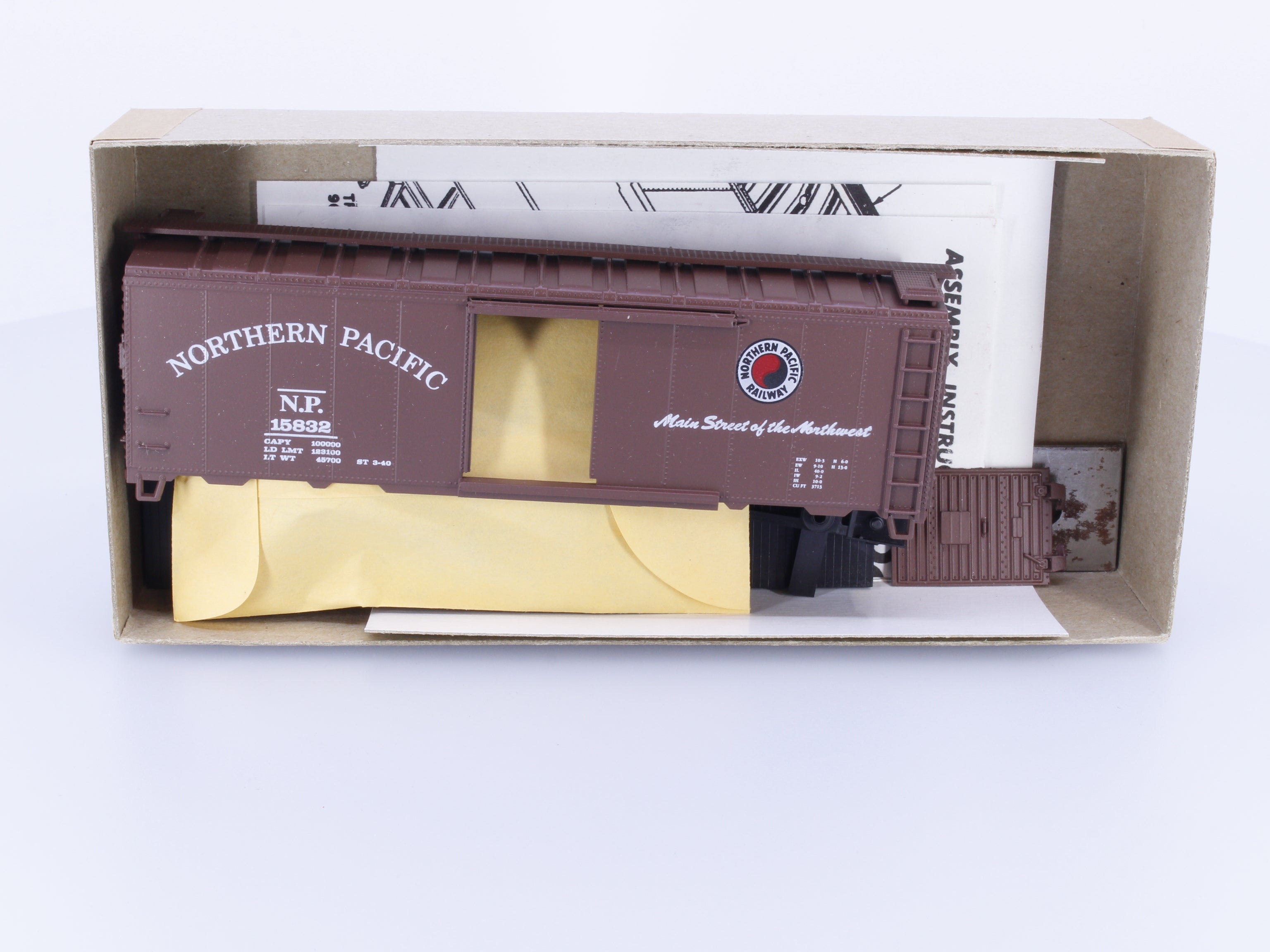Athearn 5010 HO 40' Boxcar Kit Northern Pacific (NP) 15832