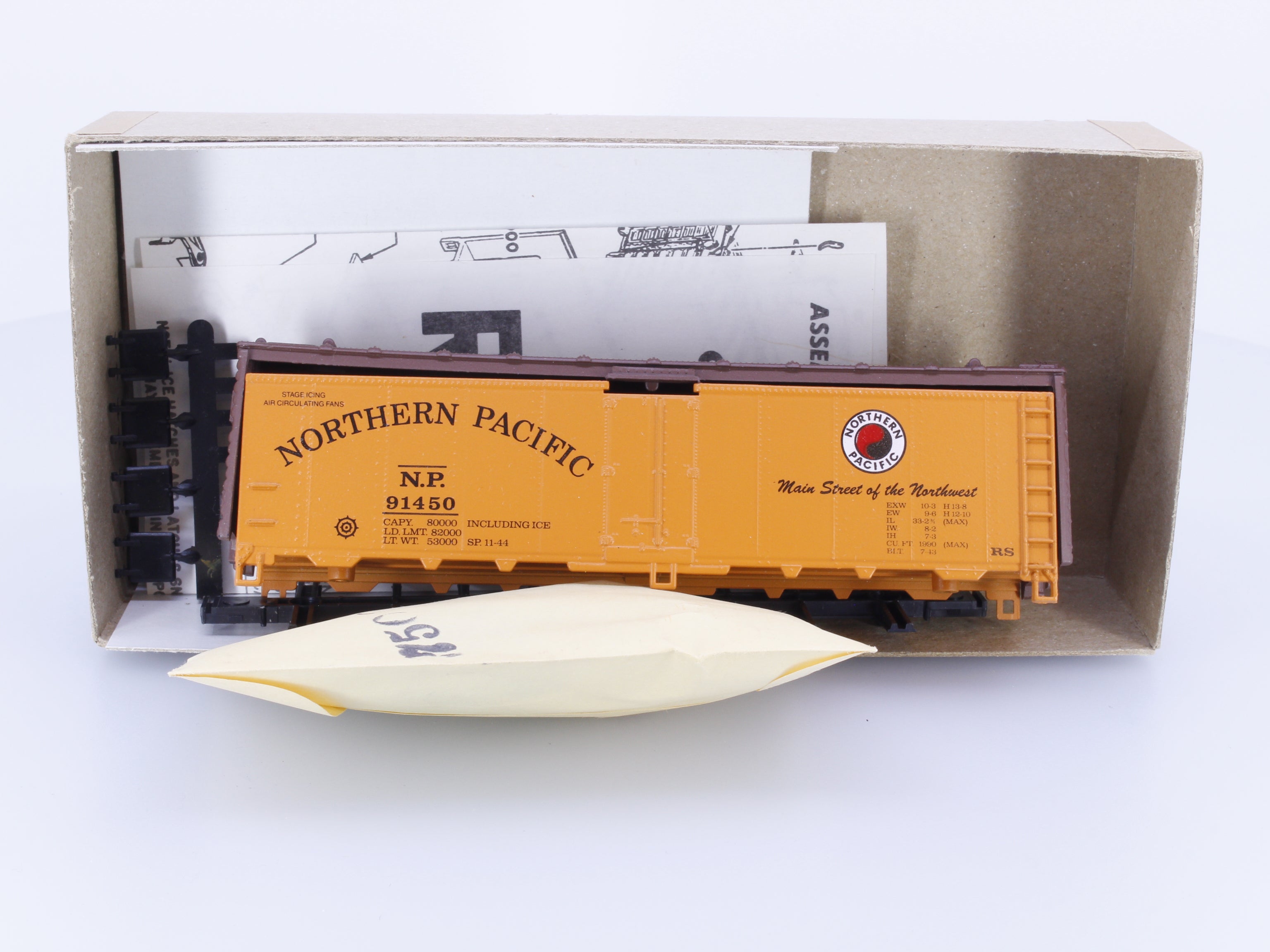 Athearn 5028 HO 40' Reefer Kit Northern Pacific (NP) 91450 (#1)