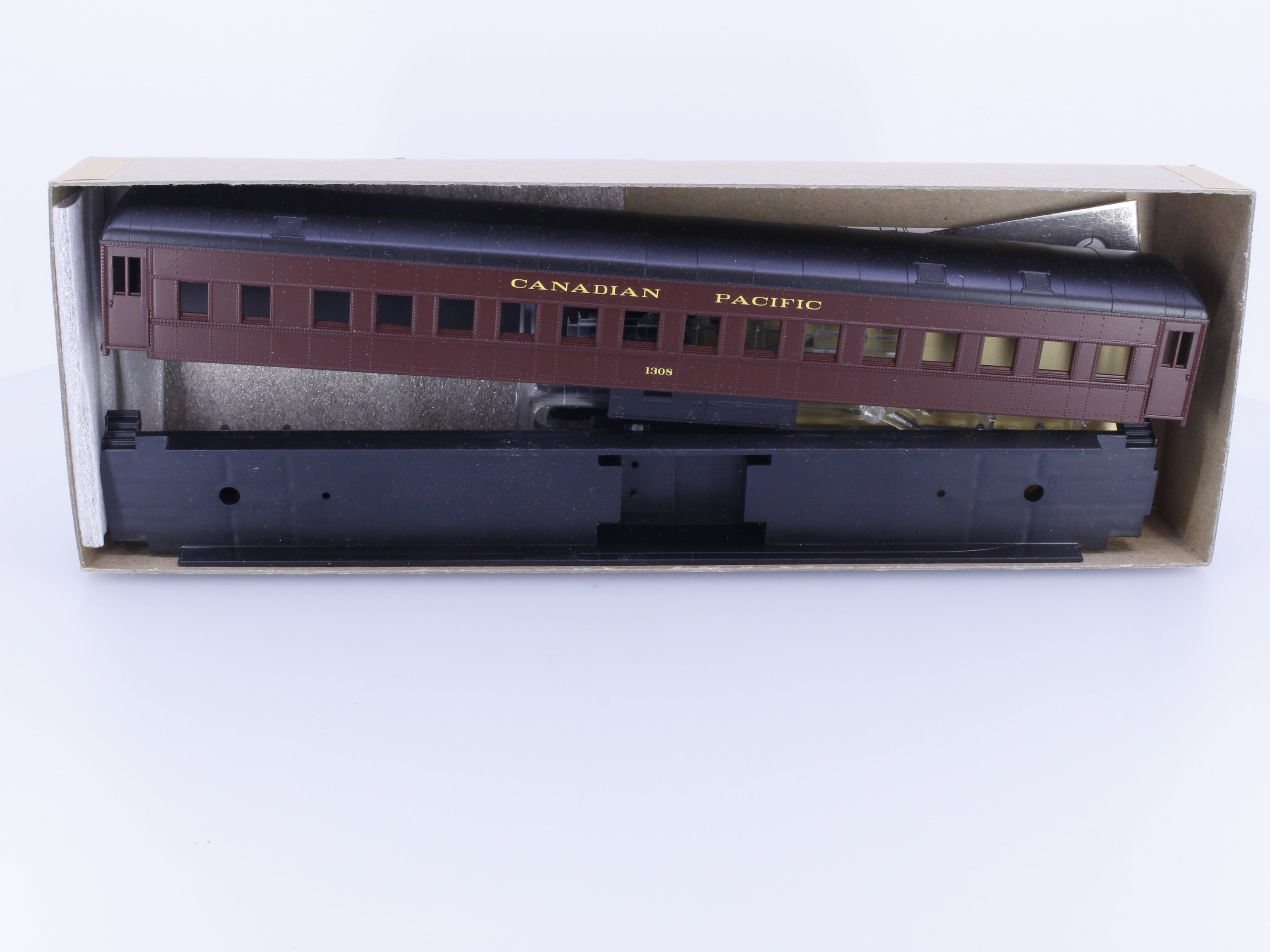 Athearn 2441 HO Standard Passenger Coach Round Roof Canadian Pacific (CP) 1308 (#2)