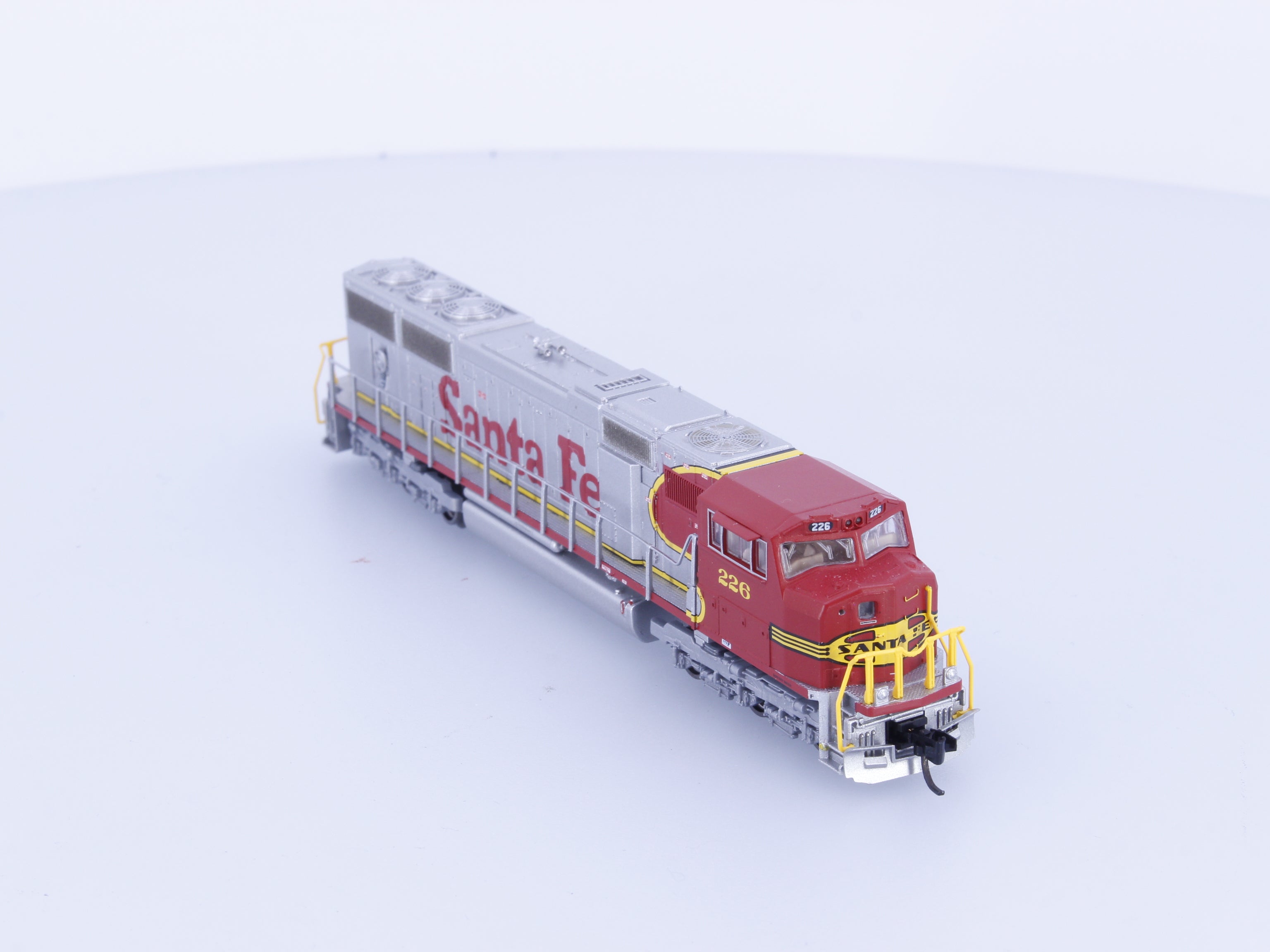 Athearn 10702 N SD75M Warbonnet Diesel Locomotive Santa Fe (SF) 226 Analog DC