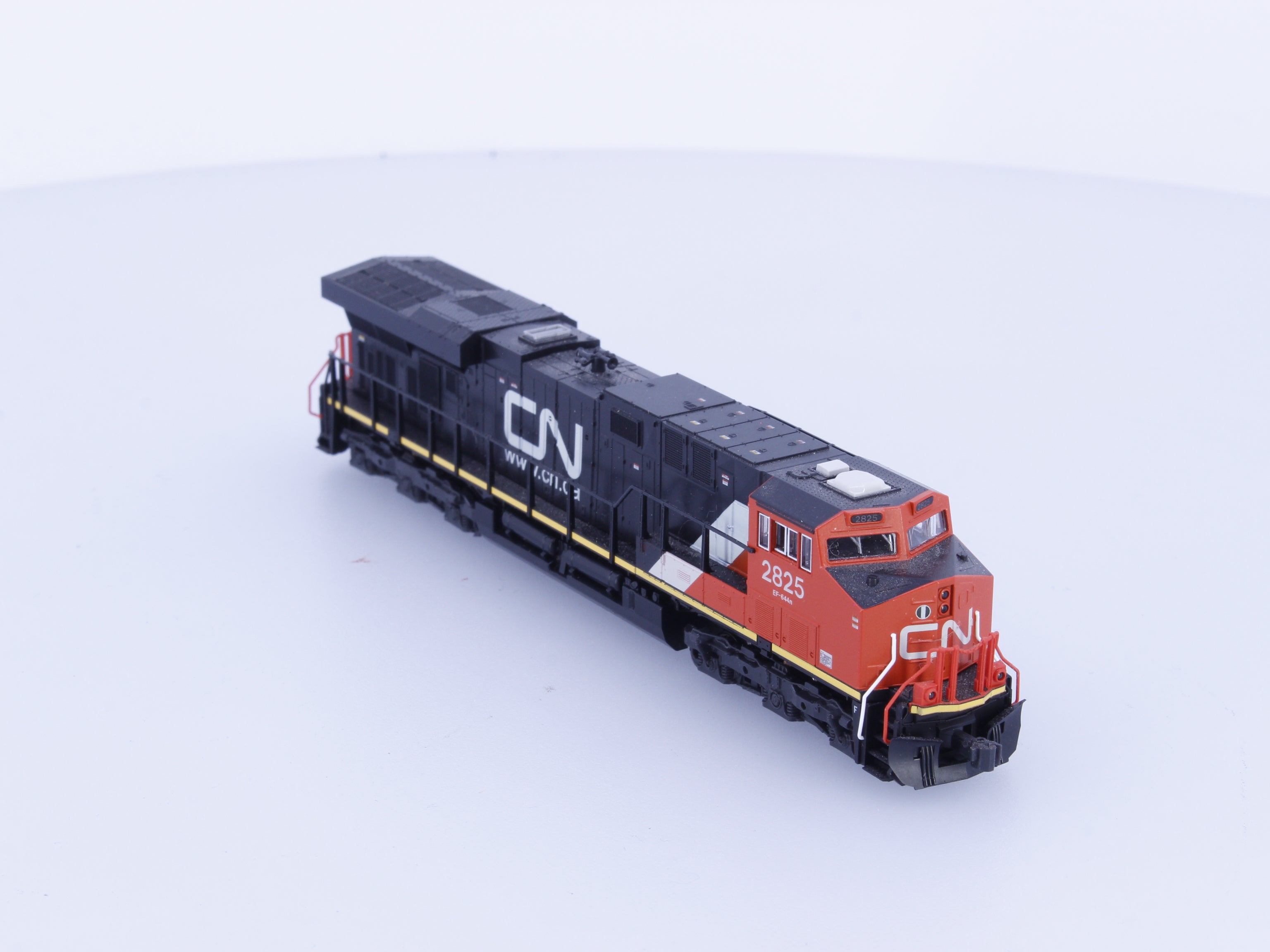 Kato 176-8927 N ES44AC Diesel Locomotive Canadian National (CN) 2825 Analog DC