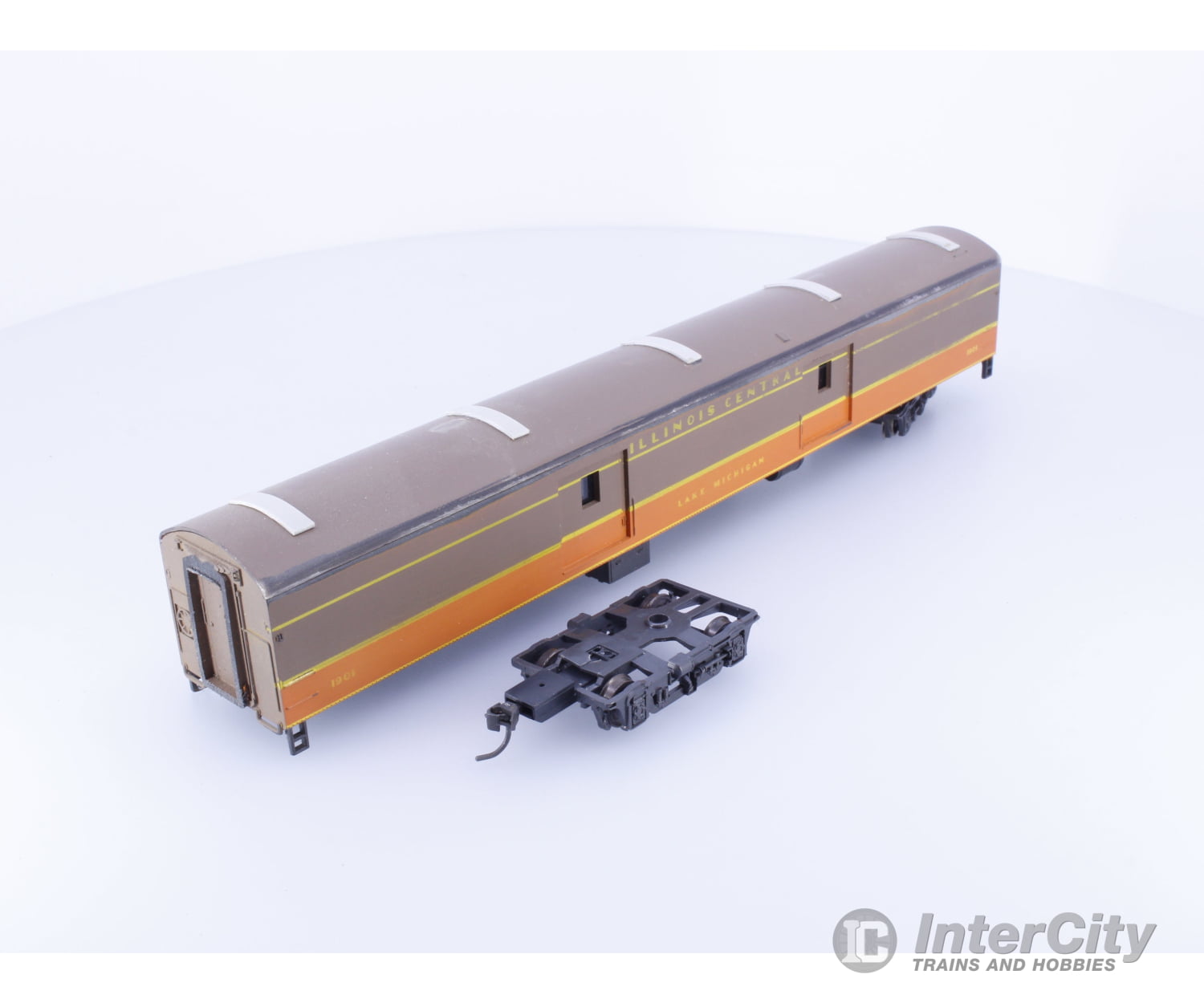 AHM Minitrains 1930 HO Smoothside Baggage Car Illinois Central (IC) LakeMichigan1901 Passenger Cars