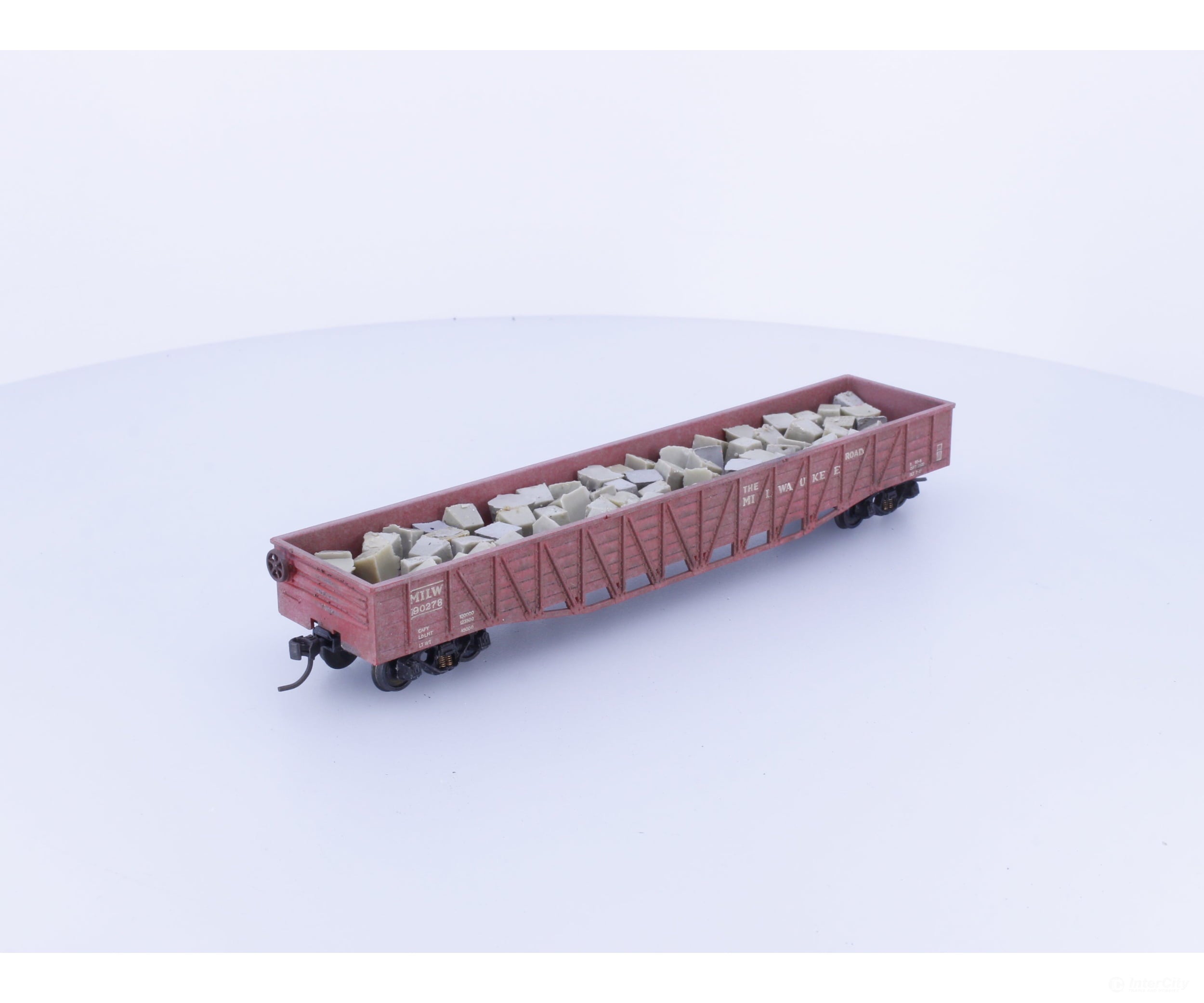 AHM Minitrains 5299E HO Outside Braced Gondola with Load Milwaukee Road (MILW) 190278 - Freight Cars