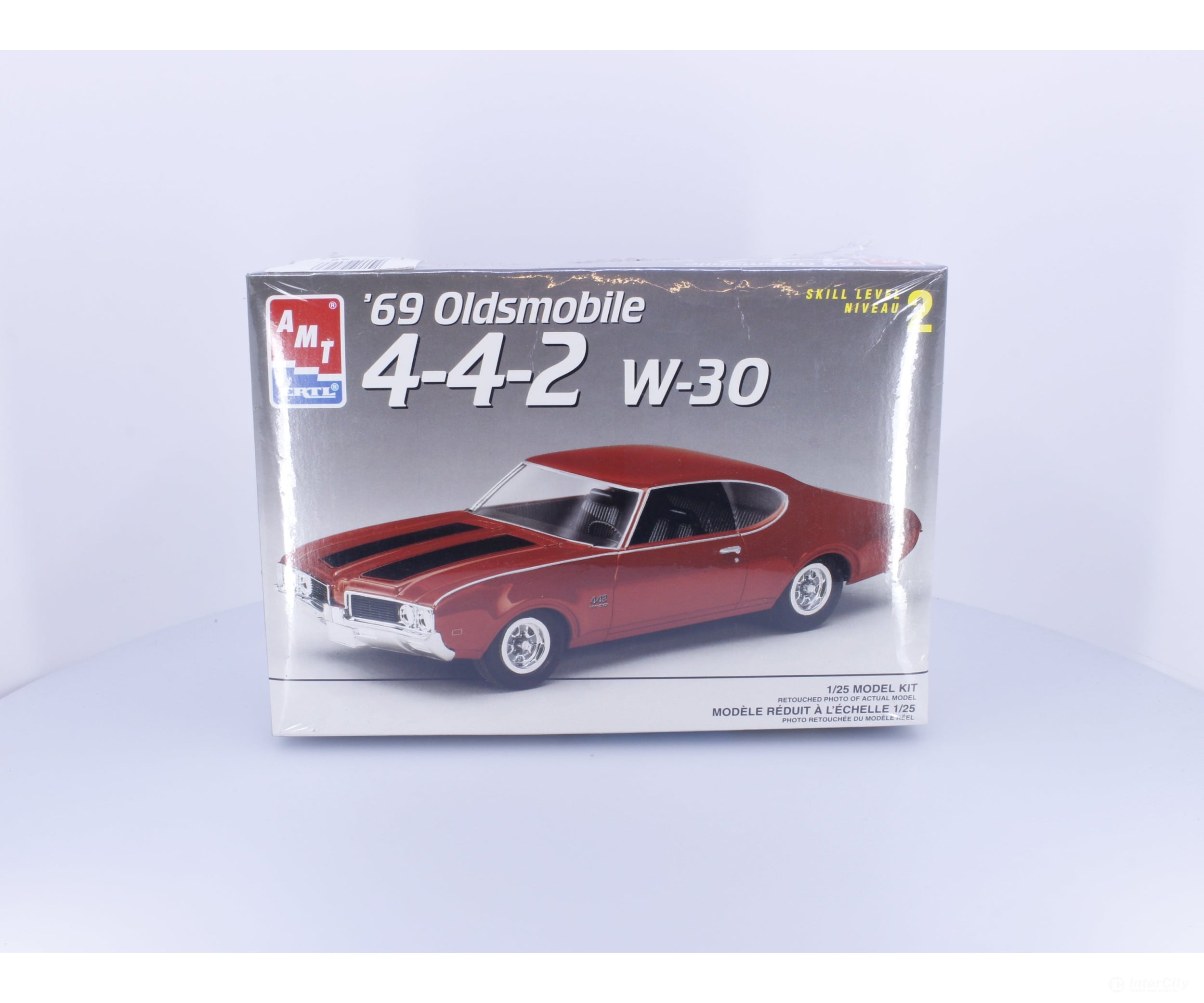 AMT 8232 G 1969 Oldsmobile 4-4-2 W-30 Plastic Model Kit 1/25 Plastic Car Model Kits