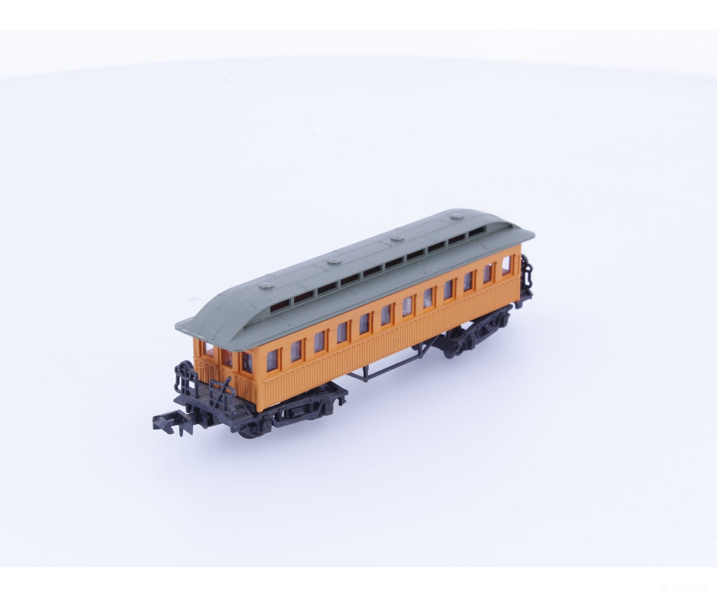 Arnold 0362 N Short Passenger Coach Unlettered Passenger Cars