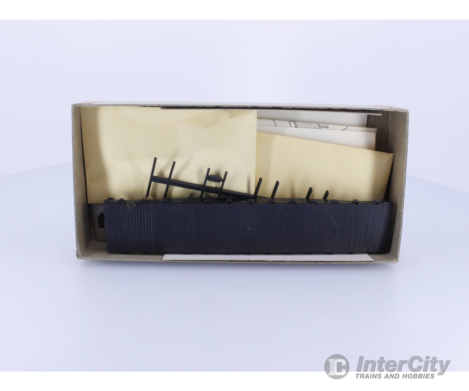 Athearn 1399 HO 50’ Flat Car with Stakes Undecorated Freight Cars